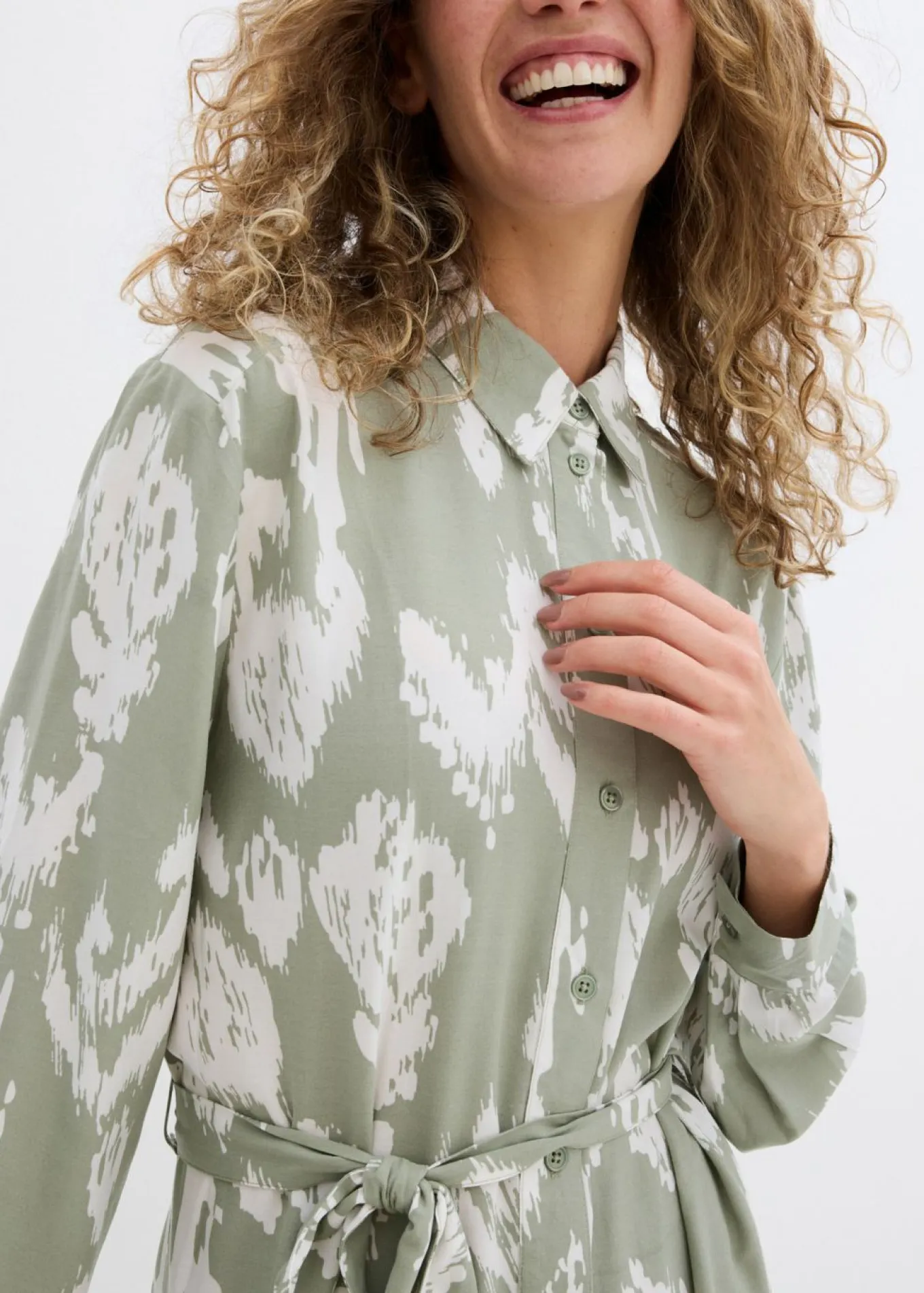 Vestido camisero de viscosa fluida