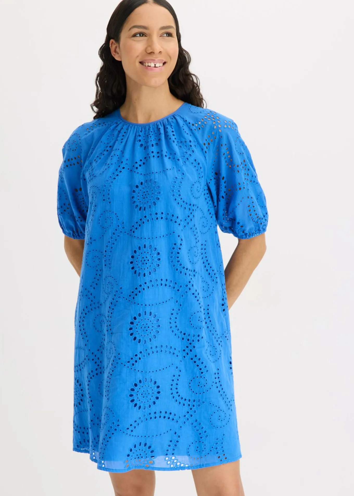 Vestido con bordado calado