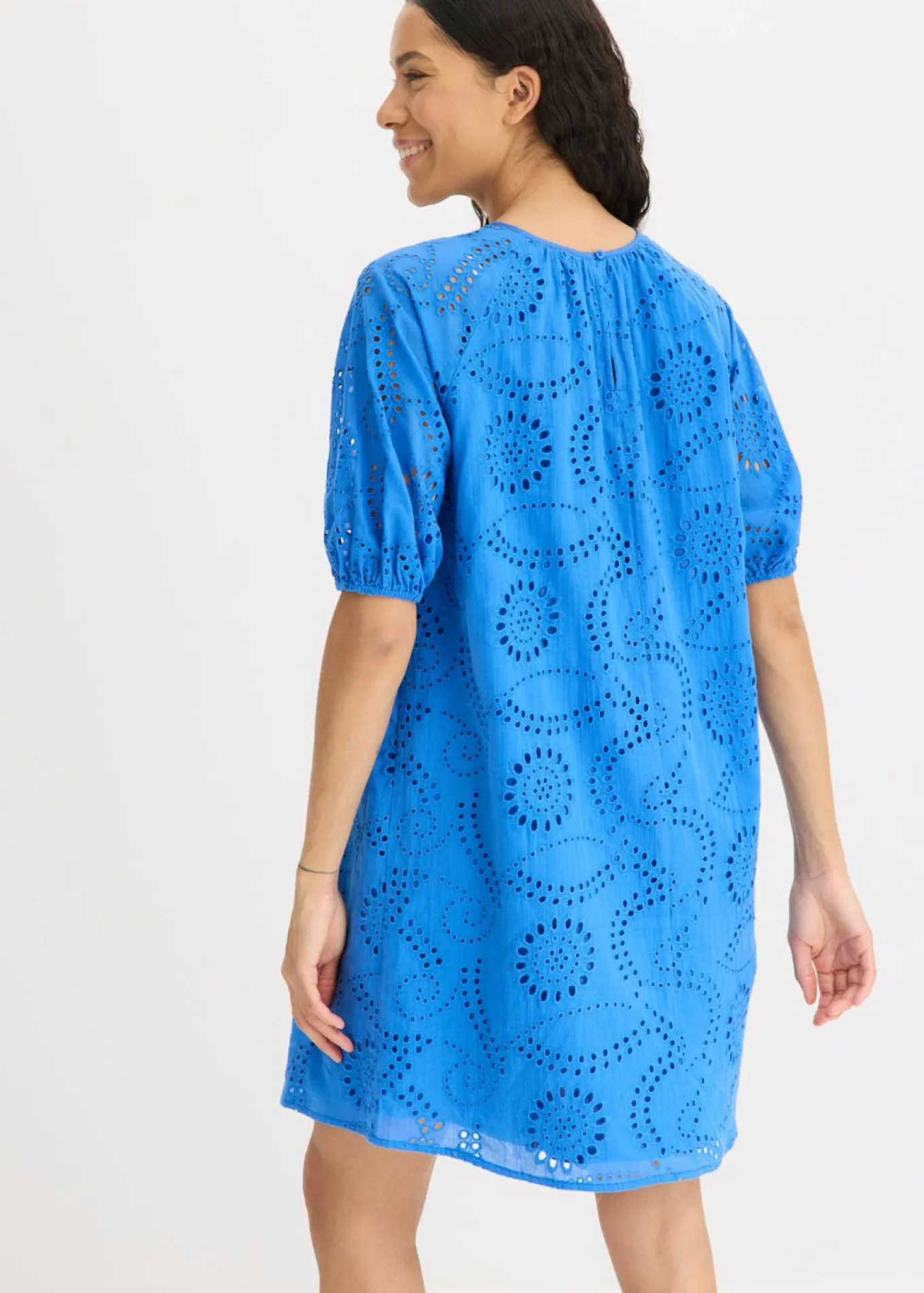 Vestido con bordado calado