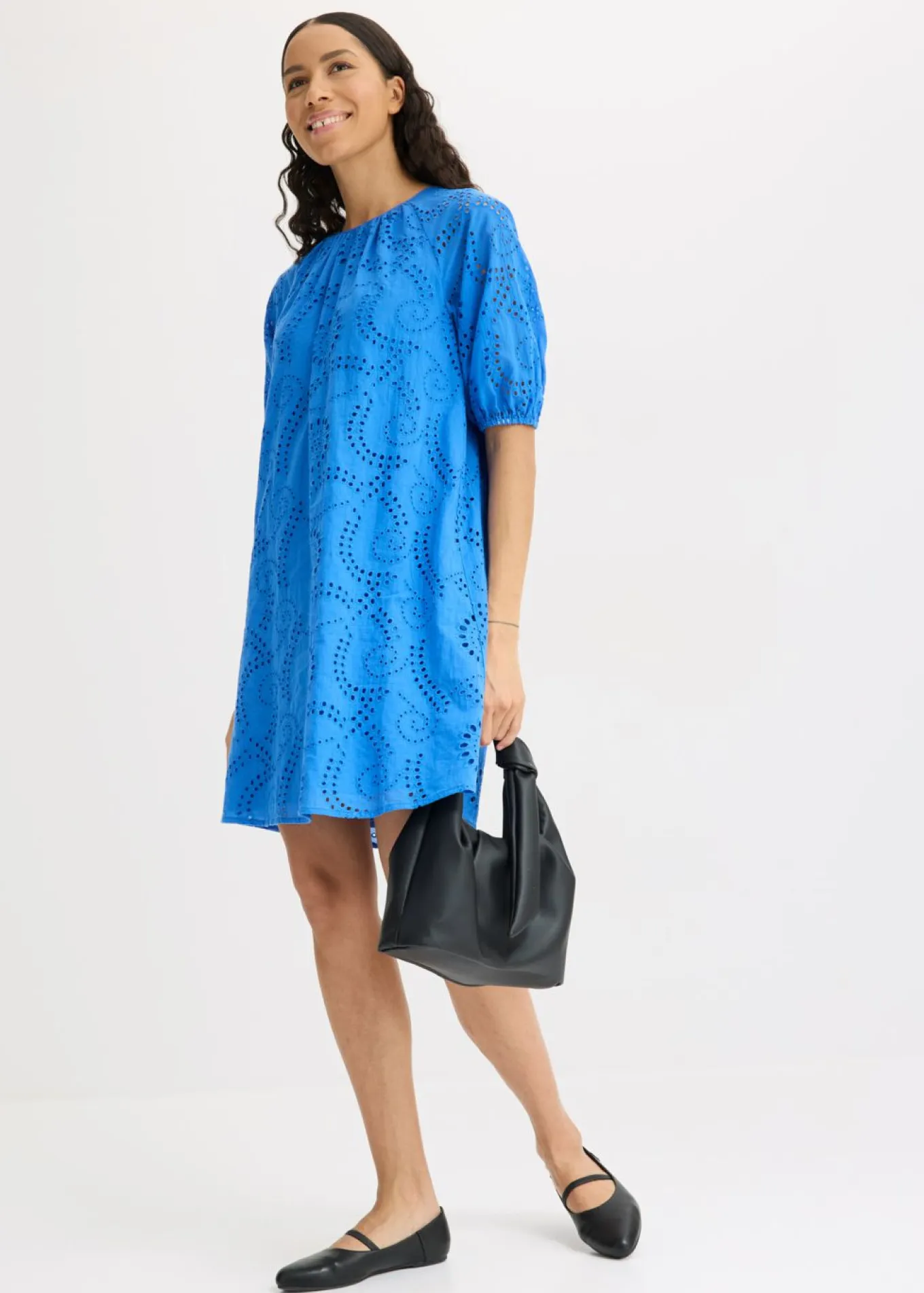 Vestido con bordado calado