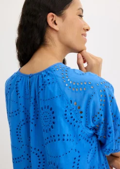 Vestido con bordado calado