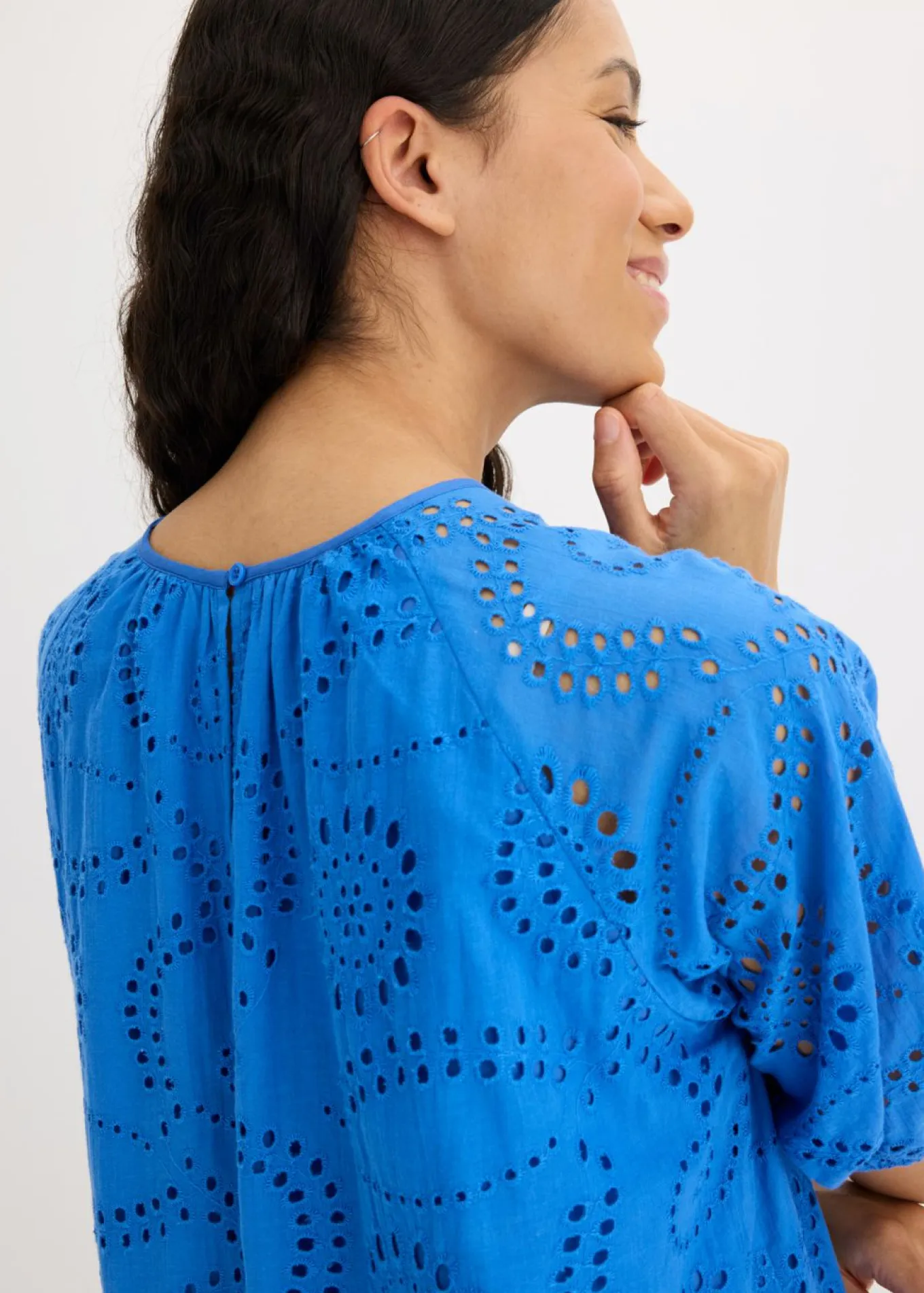 Vestido con bordado calado