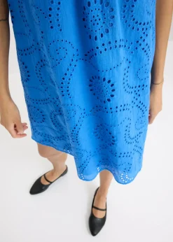 Vestido con bordado calado