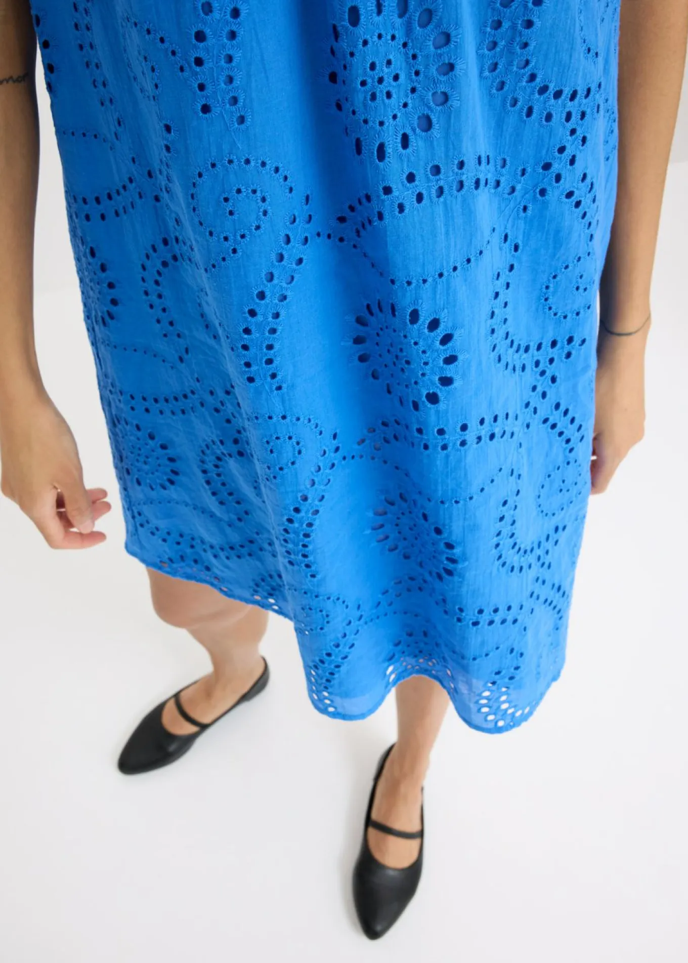 Vestido con bordado calado