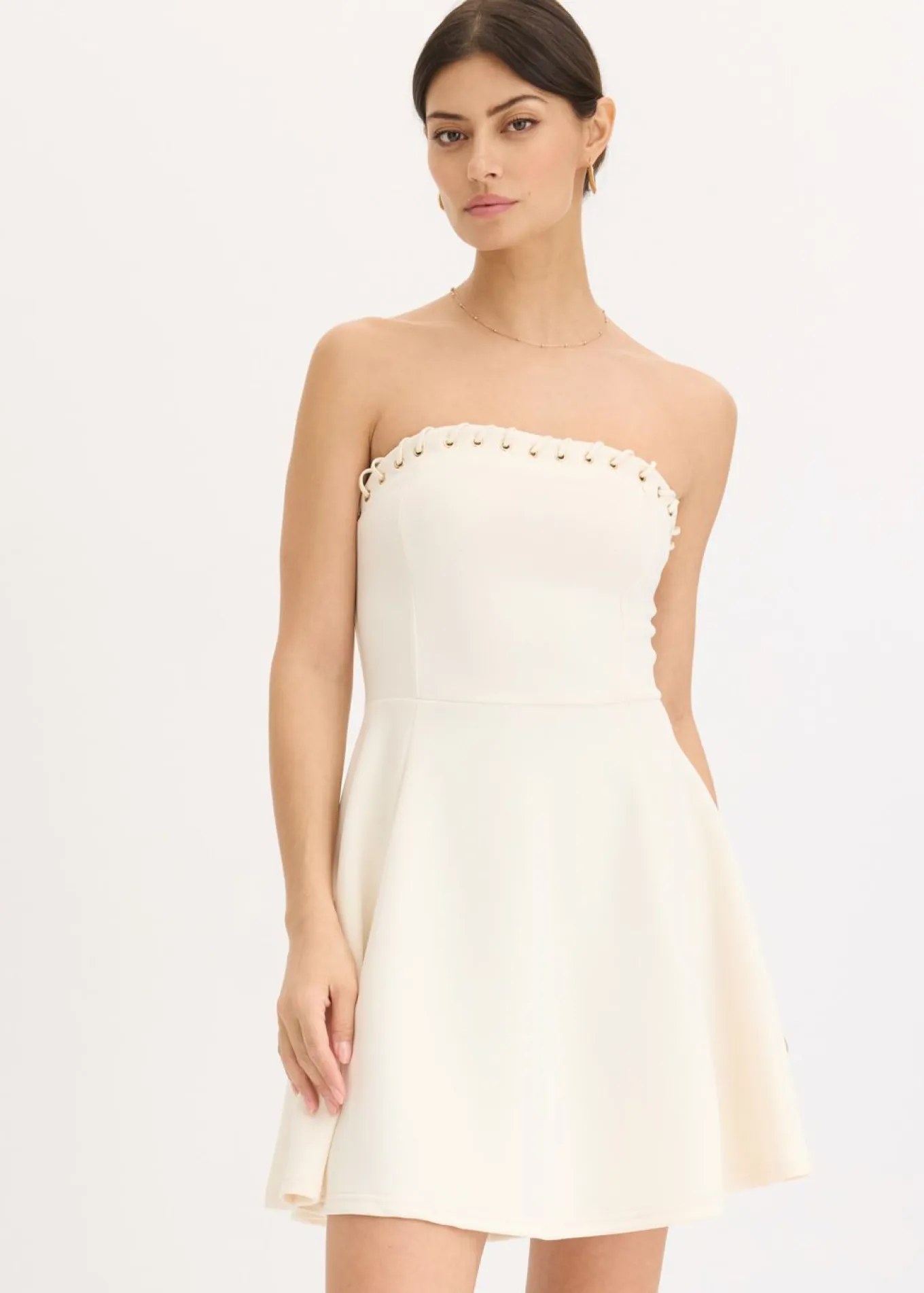 Vestido con detalle de cadena