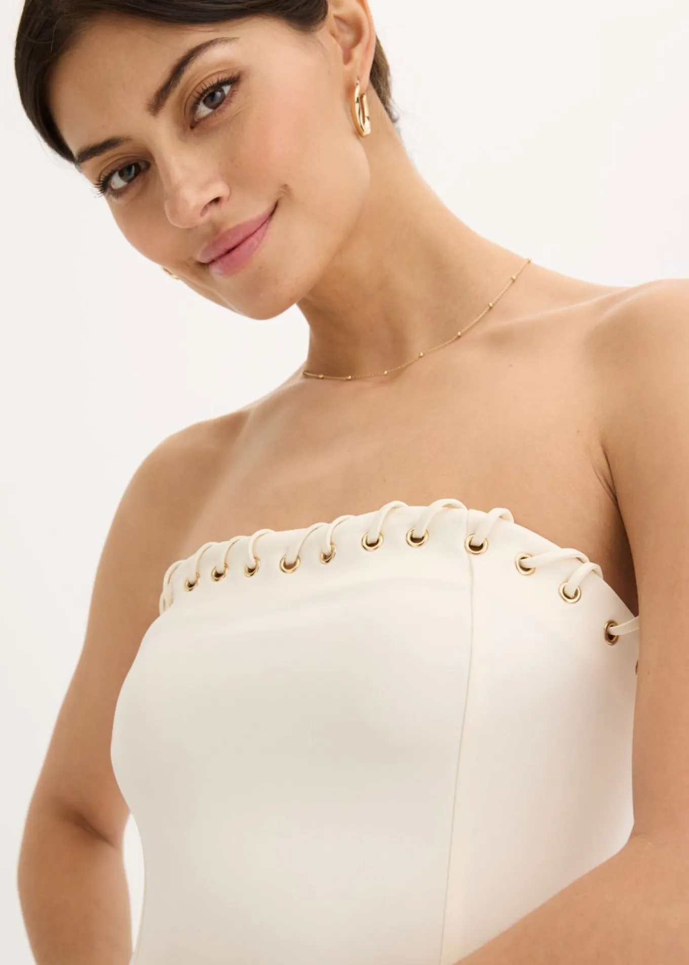 Vestido con detalle de cadena