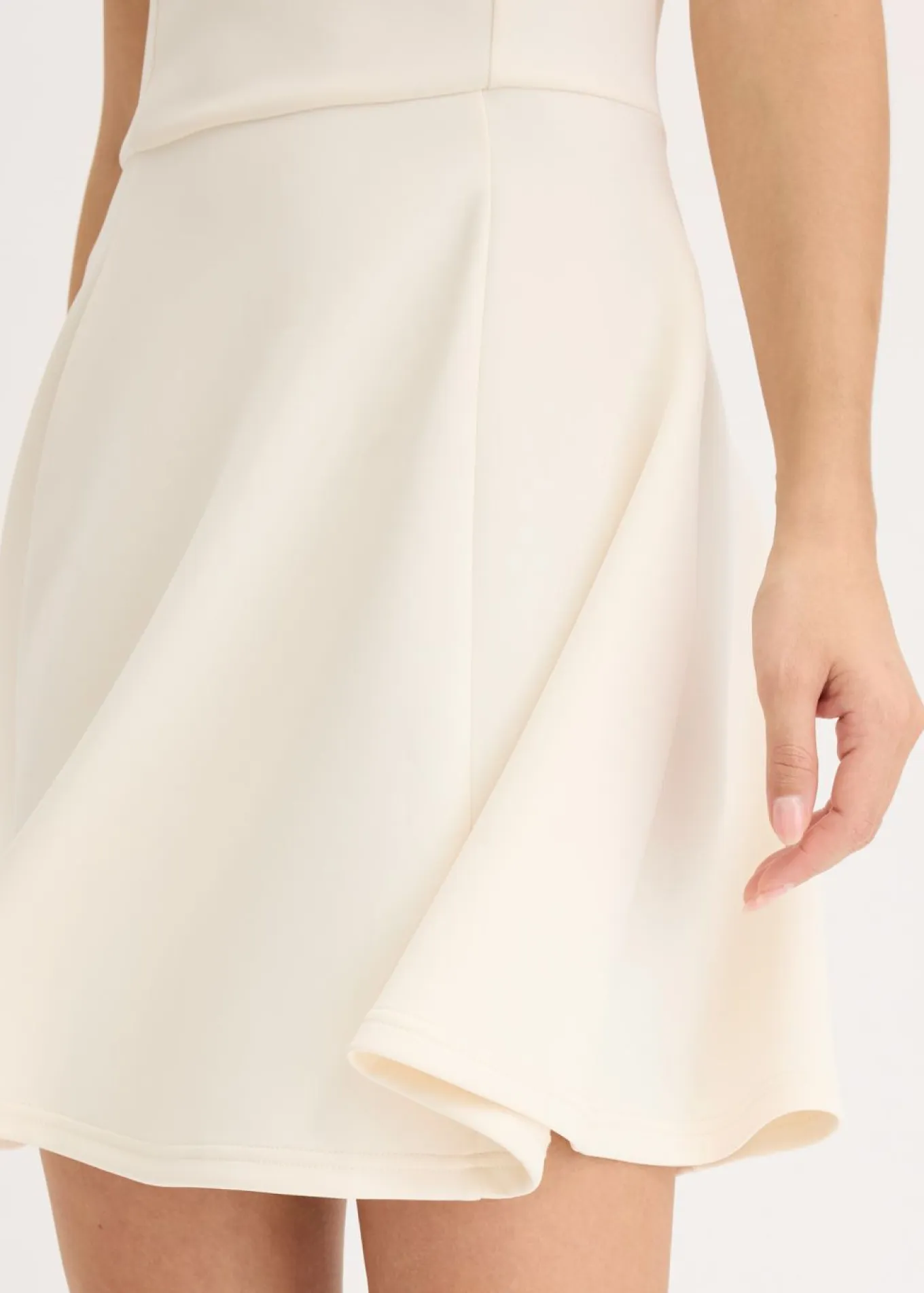 Vestido con detalle de cadena