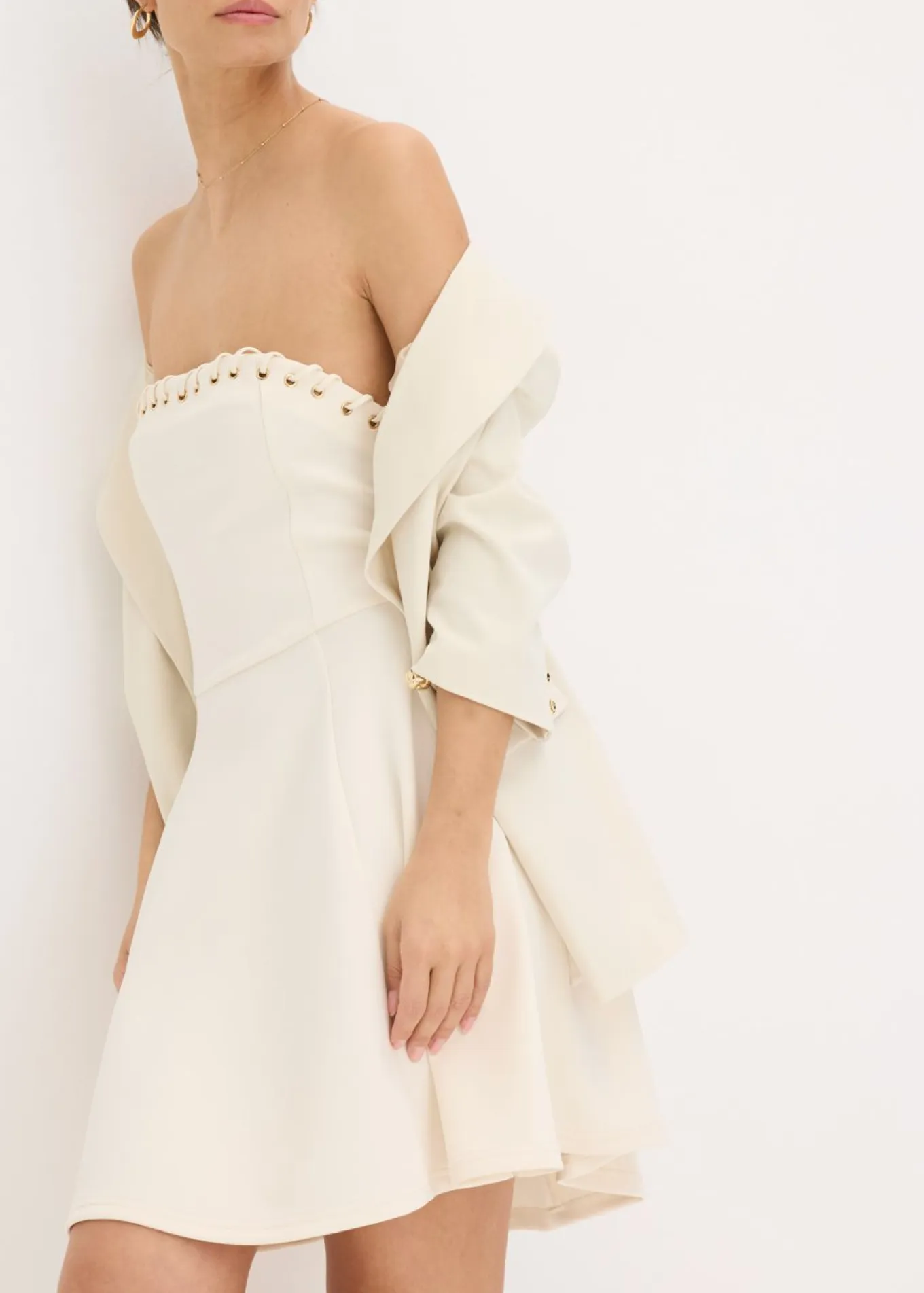 Vestido con detalle de cadena