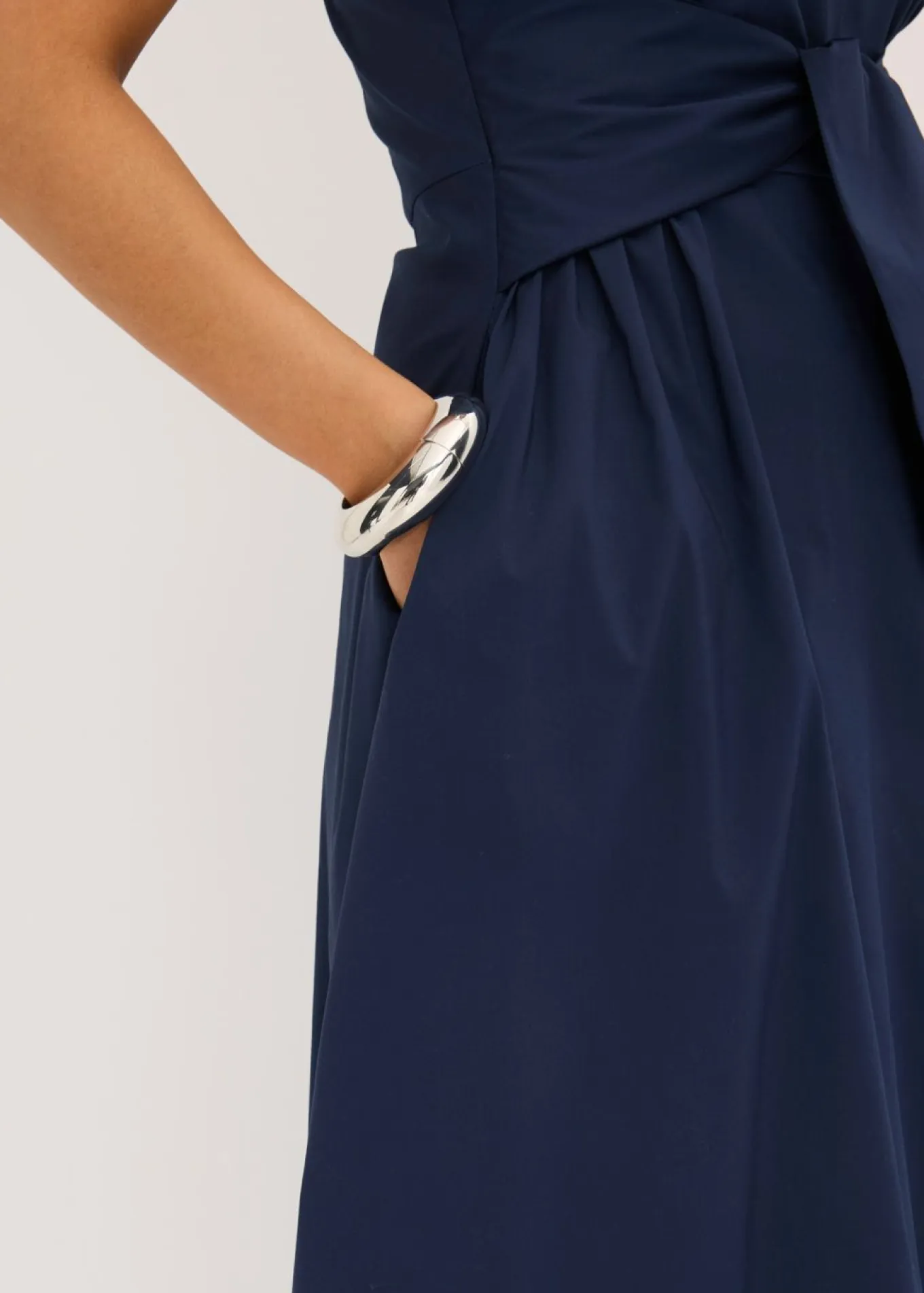 Vestido con detalle de cordón