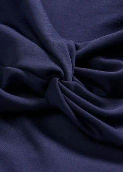 Vestido con escote bañera y detalle de nudo