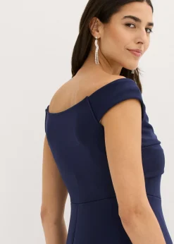 Vestido con escote bañera y detalle de nudo