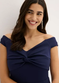 Vestido con escote bañera y detalle de nudo