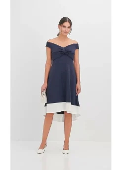 Vestido con escote bañera y detalle de nudo