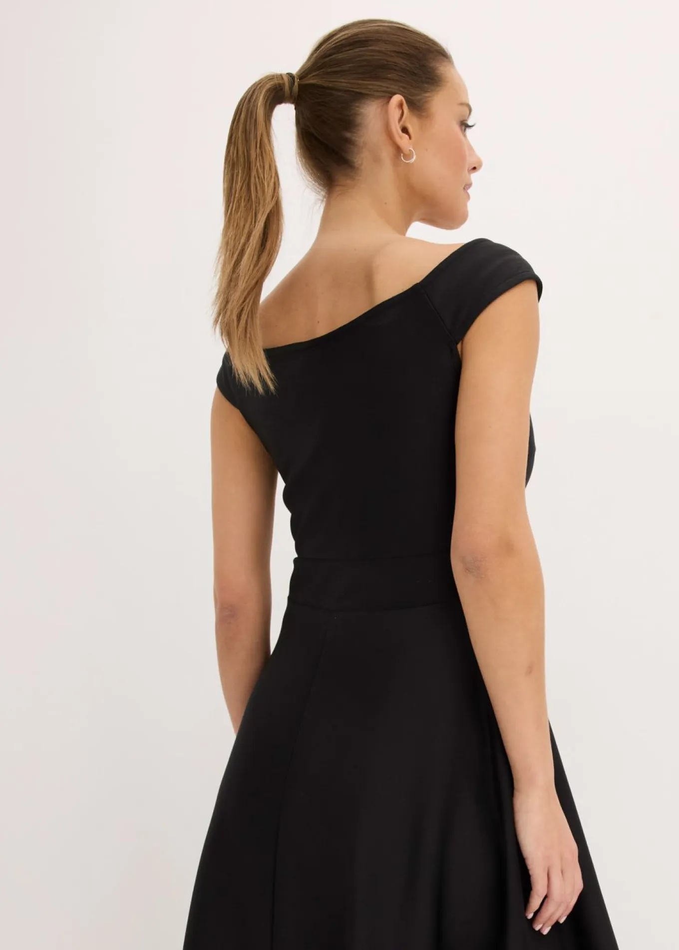 Vestido con escote bañera, encaje y cinturón