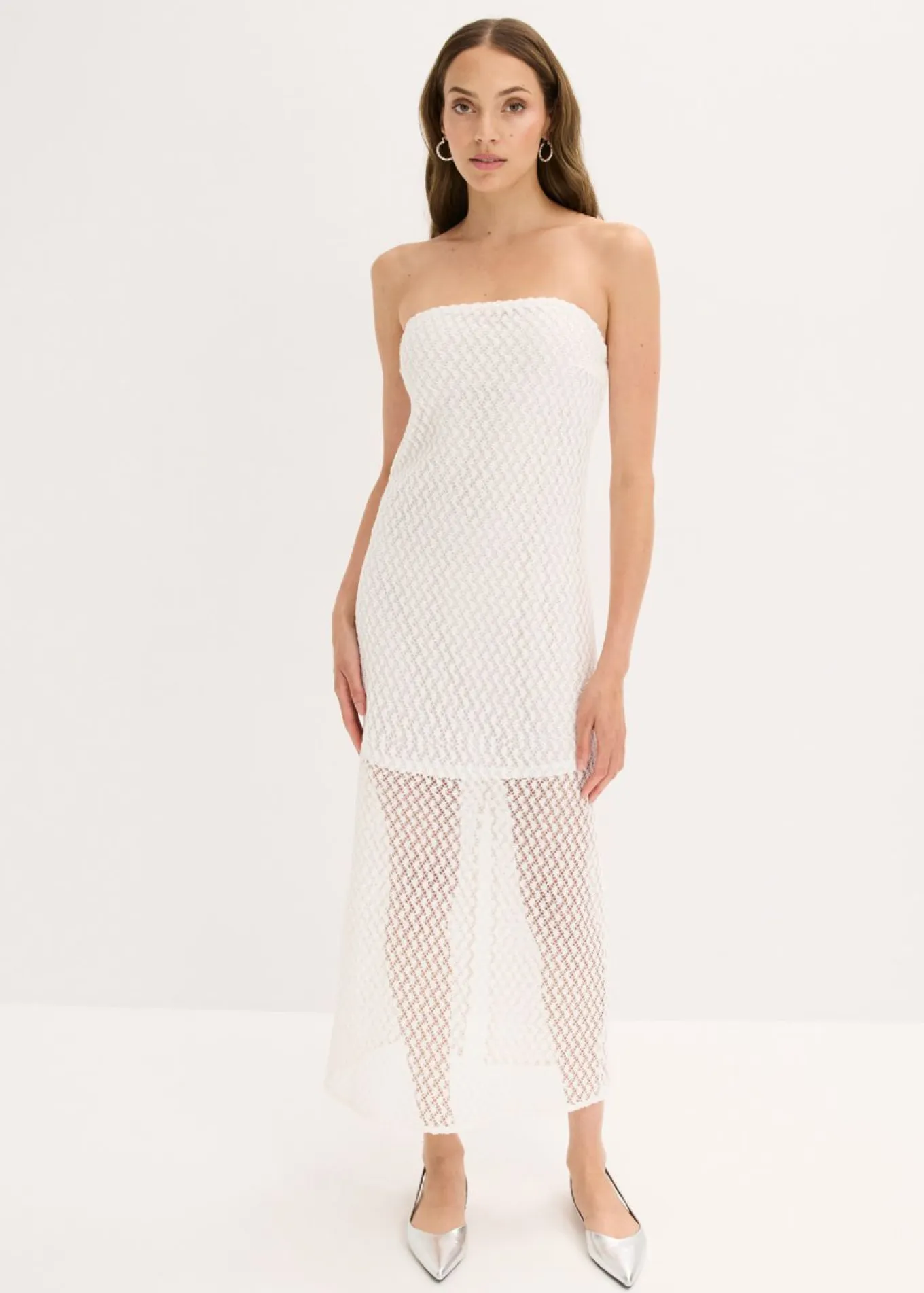 Vestido con hombros al descubierto y encaje