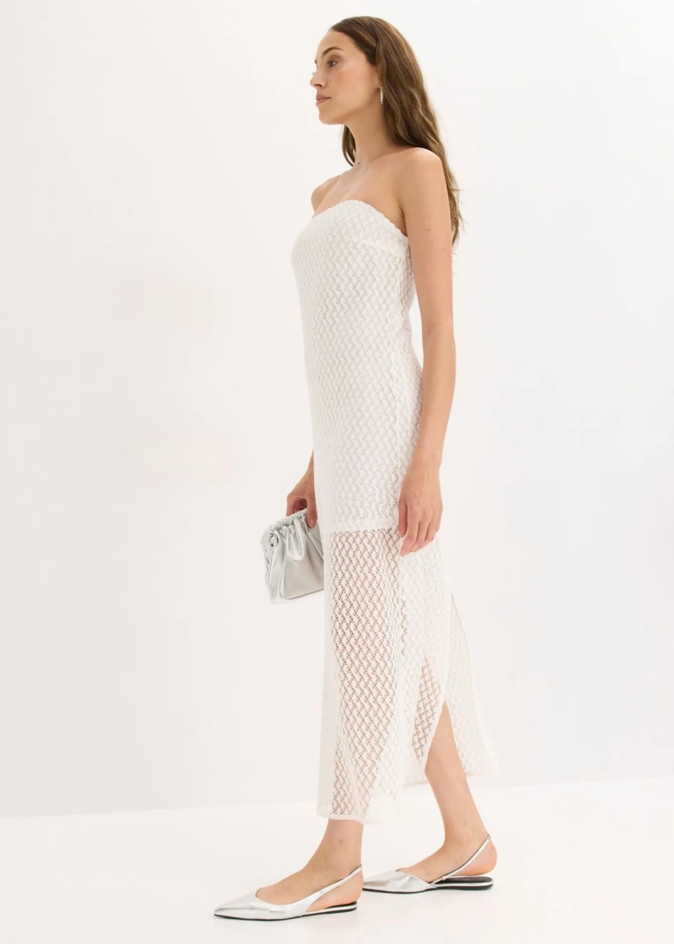 Vestido con hombros al descubierto y encaje