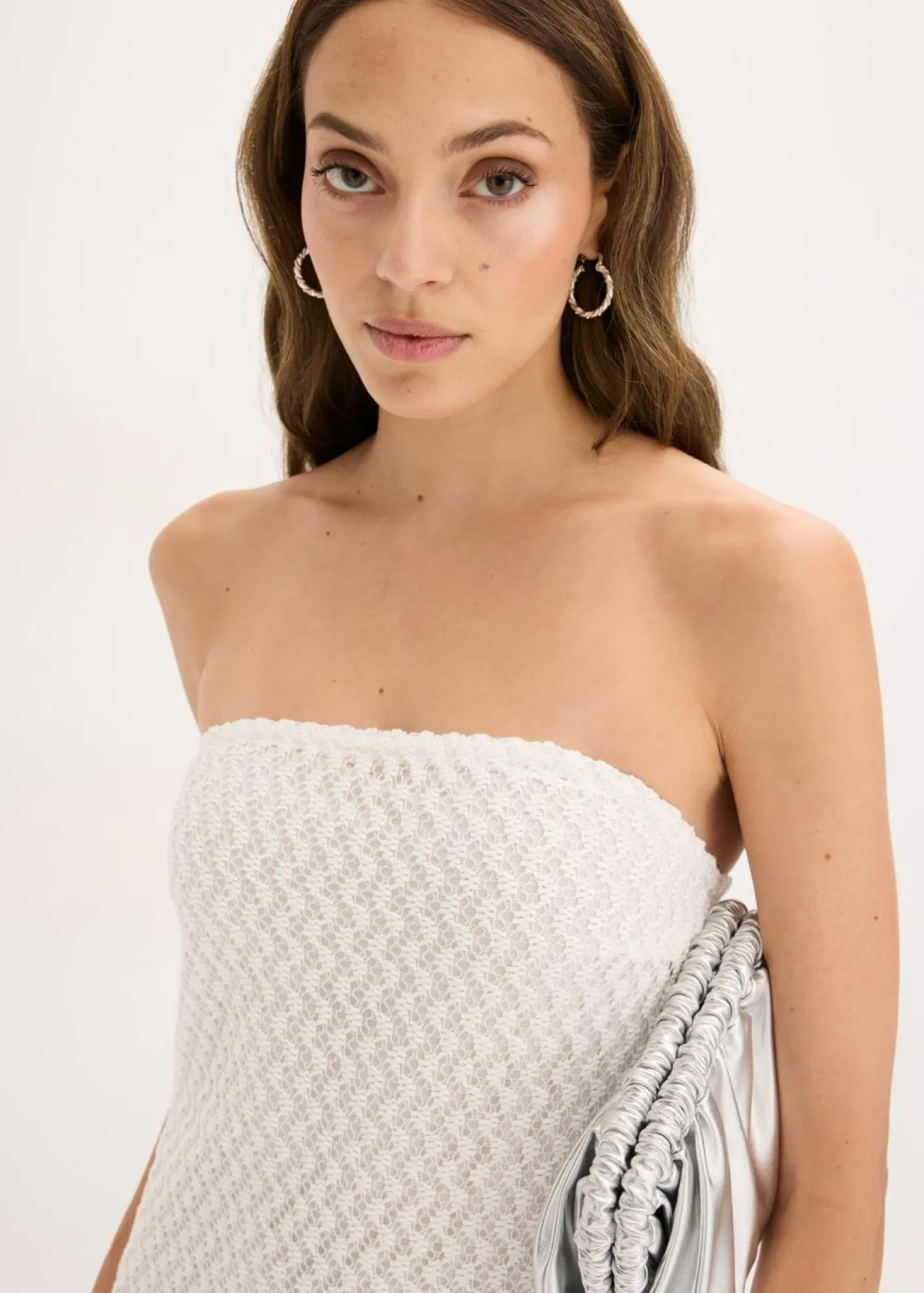 Vestido con hombros al descubierto y encaje
