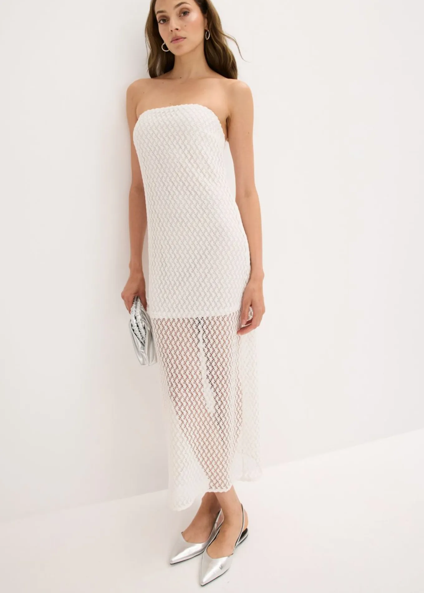 Vestido con hombros al descubierto y encaje
