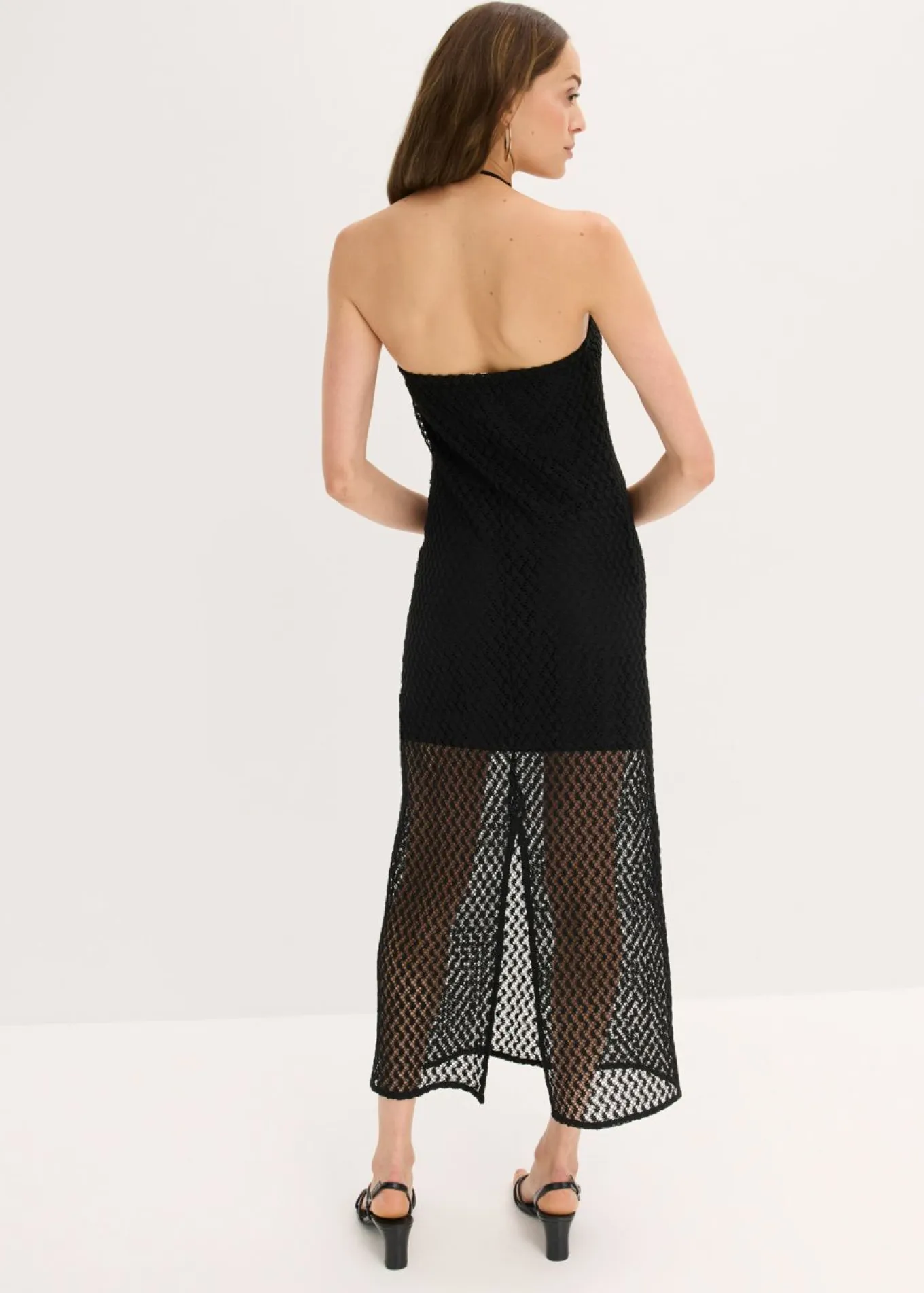 Vestido con hombros al descubierto y encaje