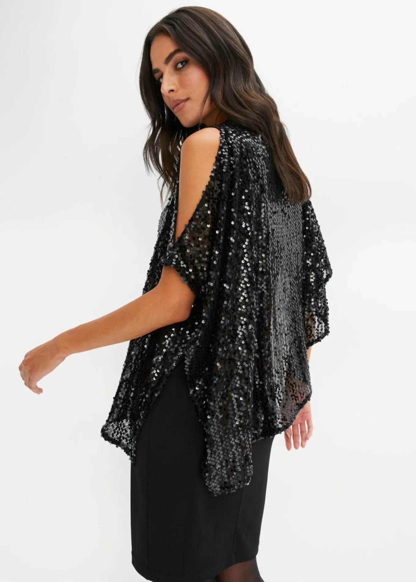 Vestido con hombros al descubierto y lentejuelas