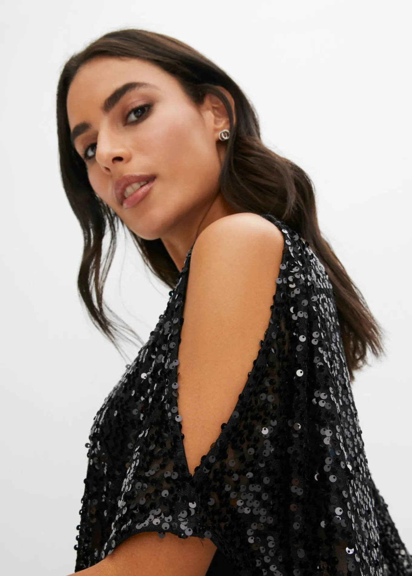 Vestido con hombros al descubierto y lentejuelas