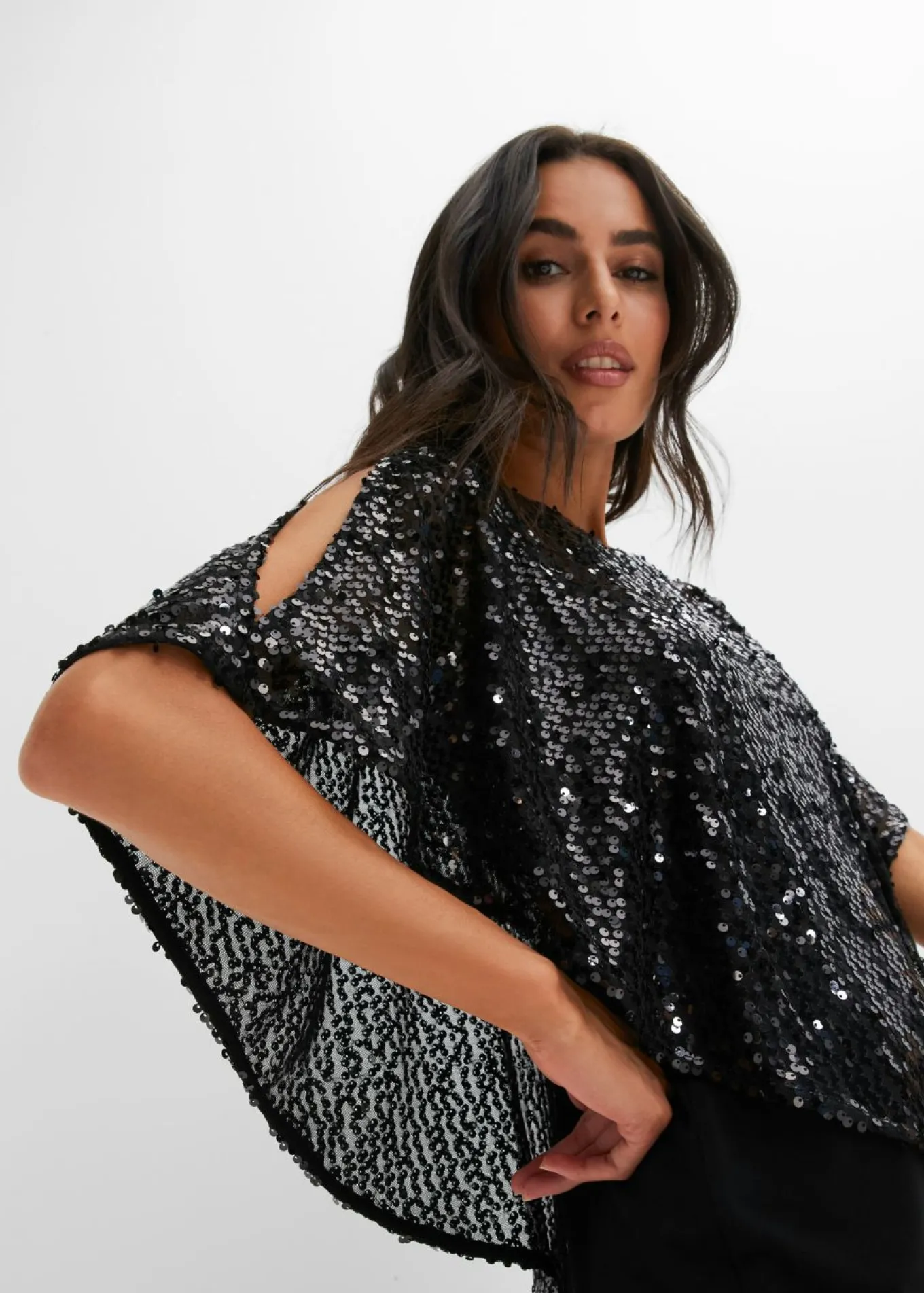 Vestido con hombros al descubierto y lentejuelas