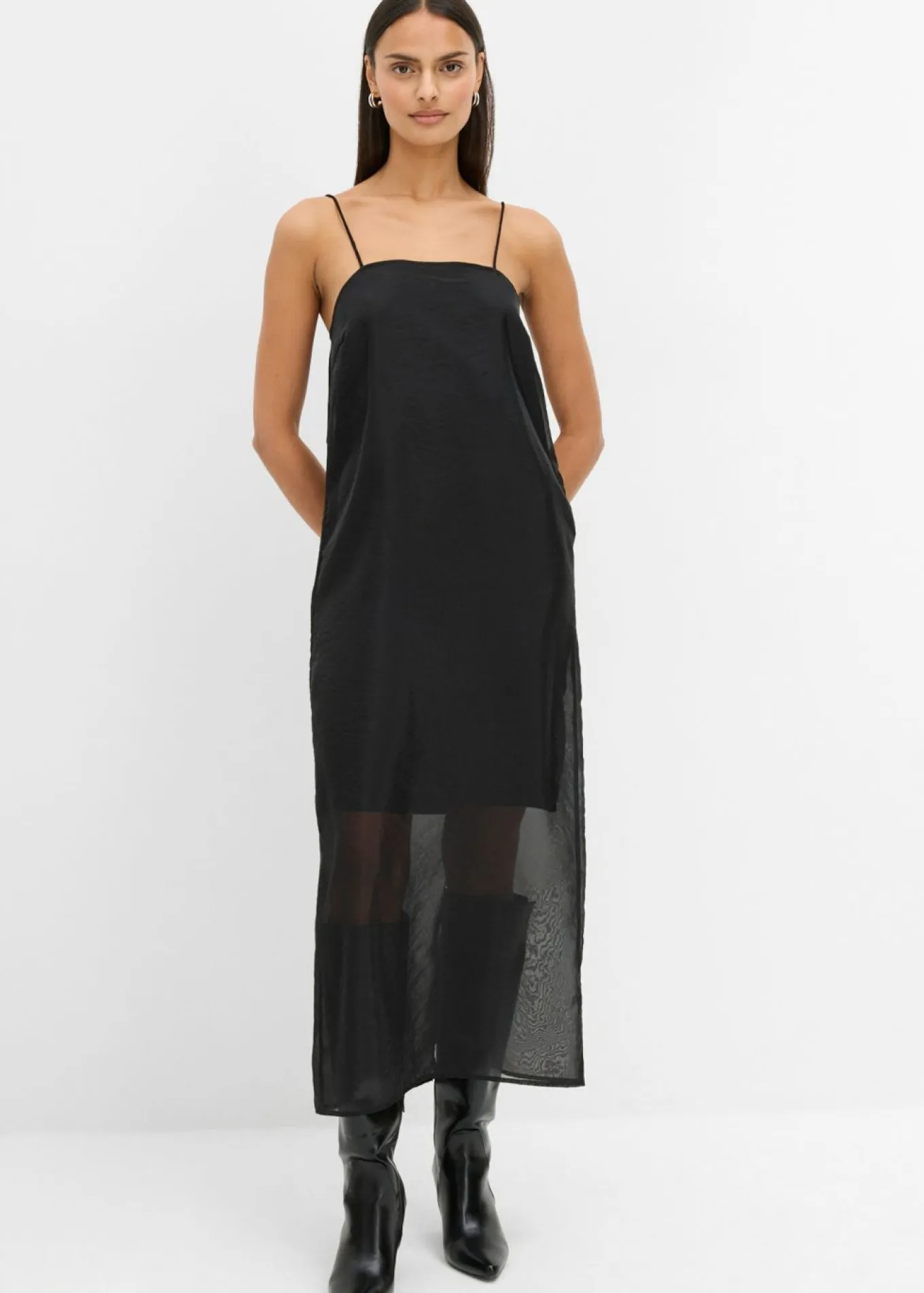 Vestido con tirantes finos