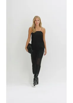 Vestido con tirantes finos