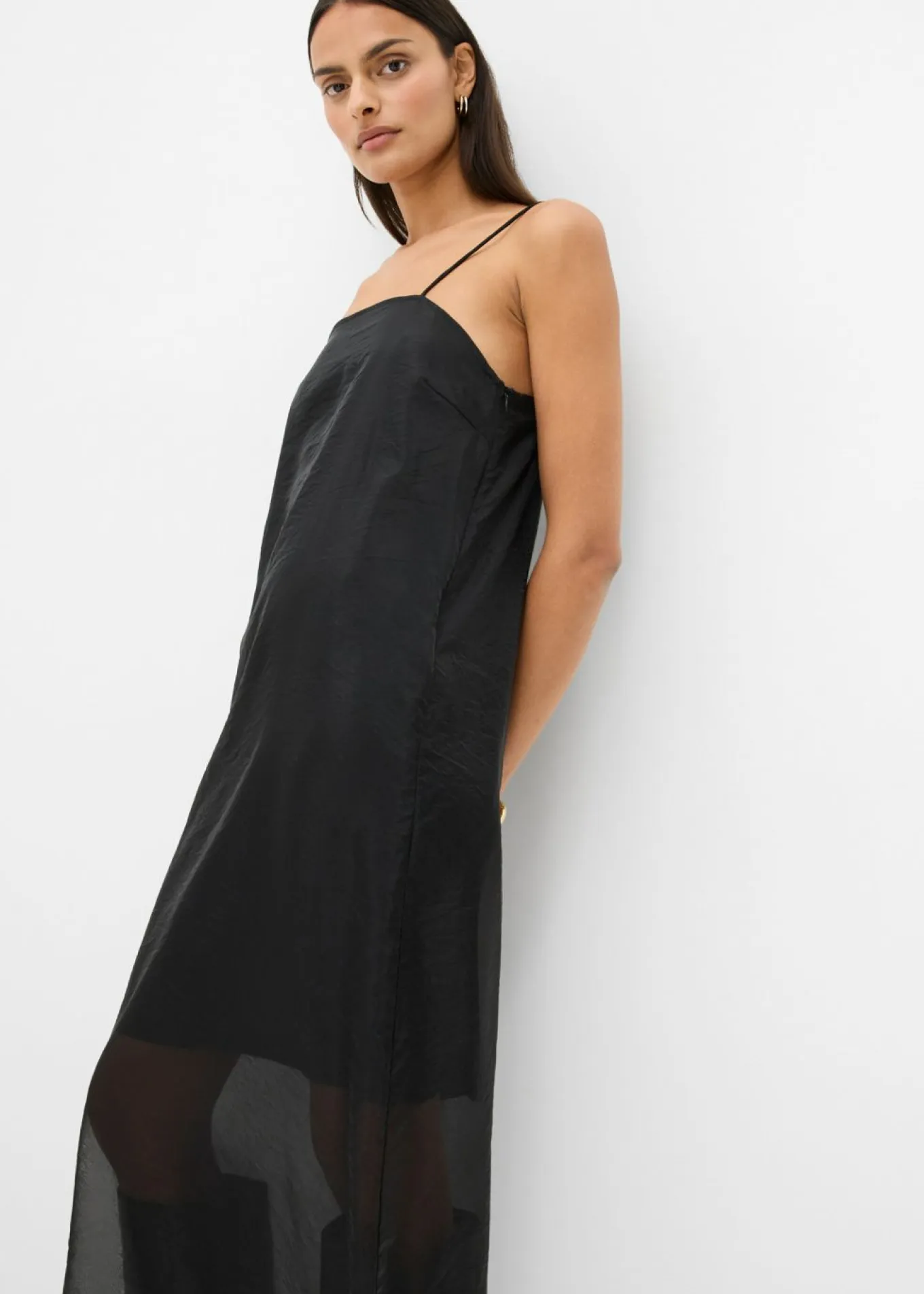 Vestido con tirantes finos