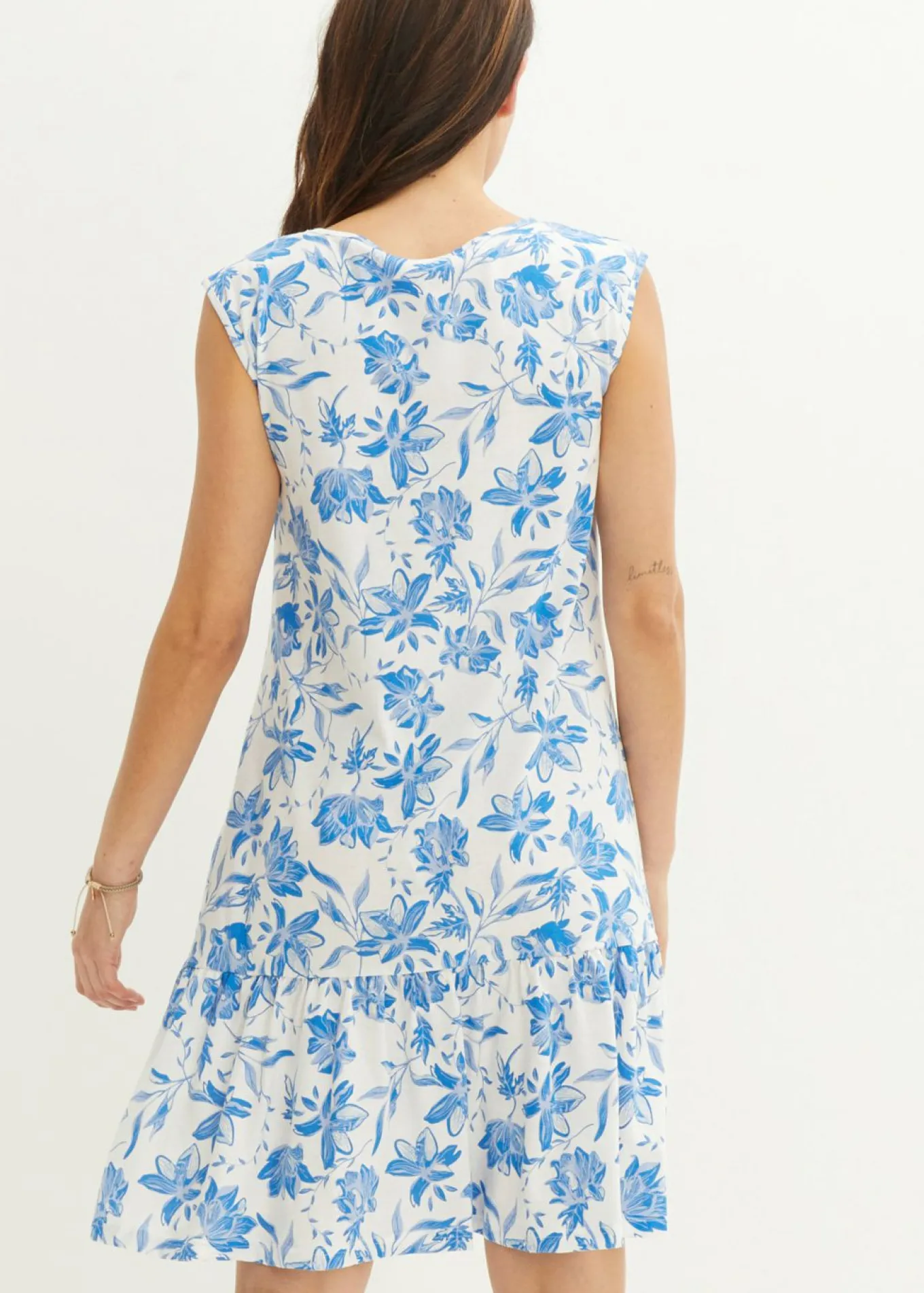 Vestido con volante, hasta la rodilla