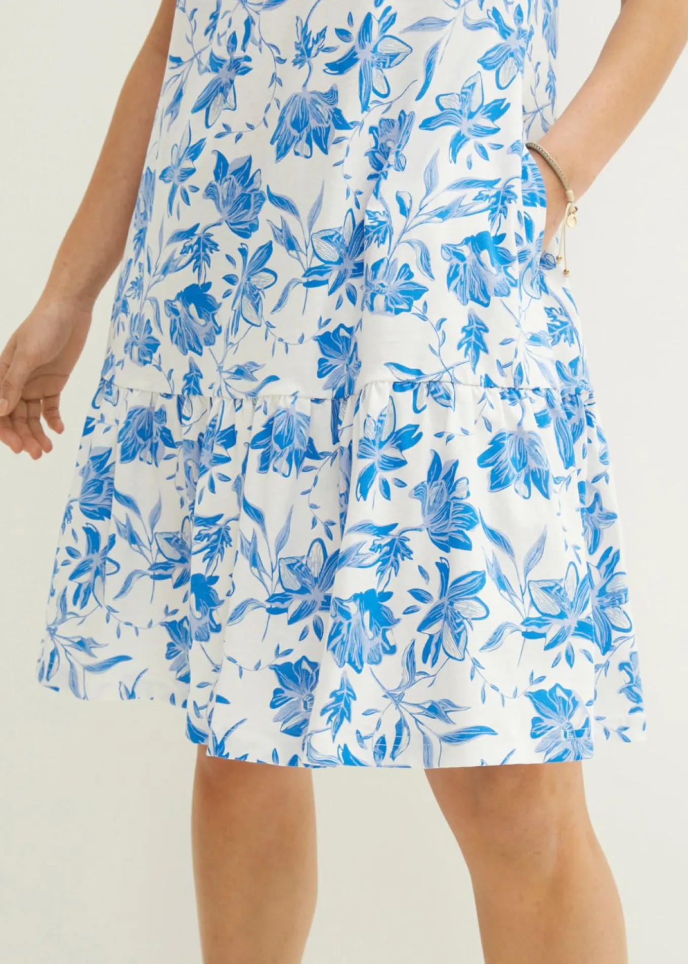 Vestido con volante, hasta la rodilla