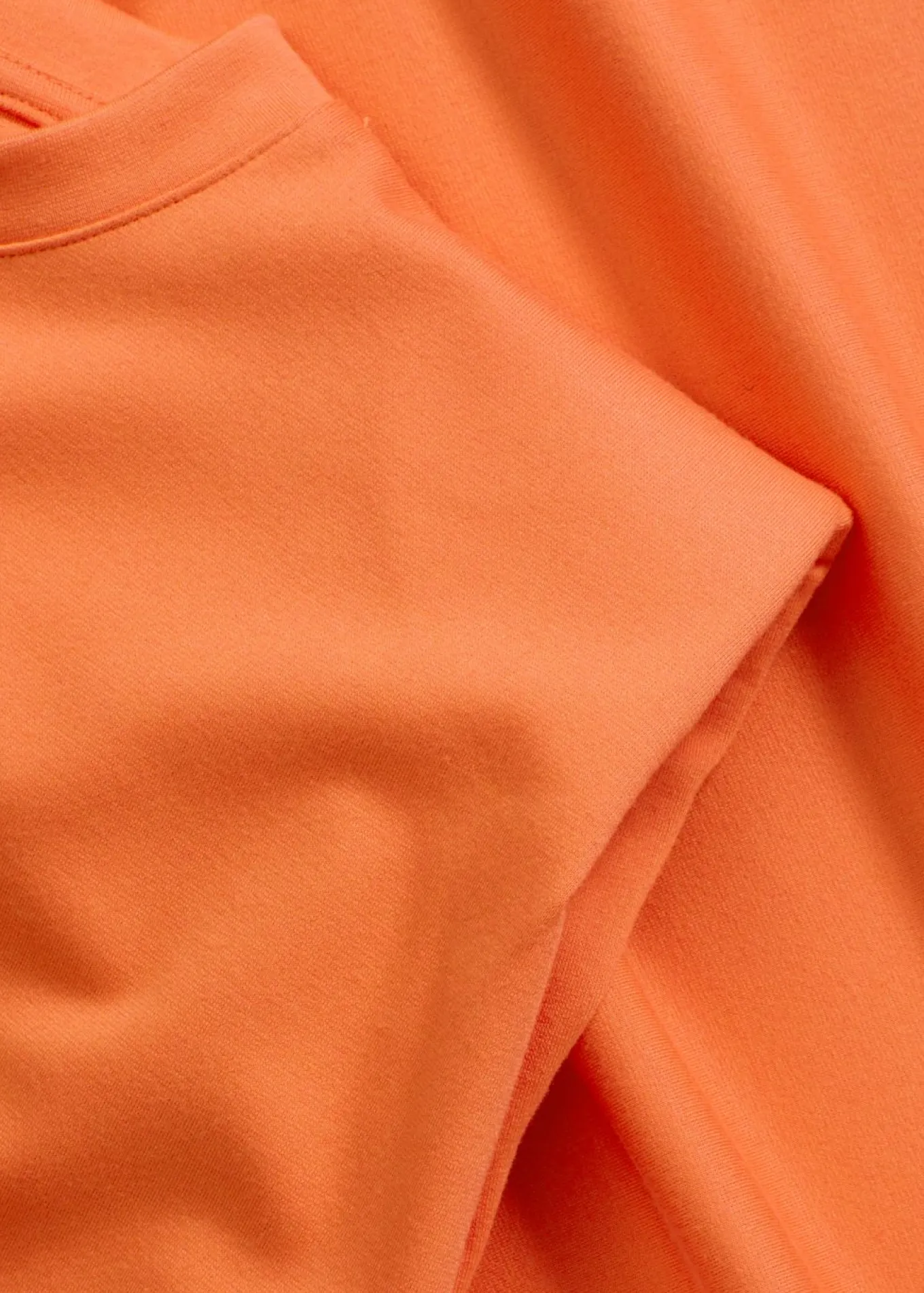 Vestido corto con detalle en los hombros