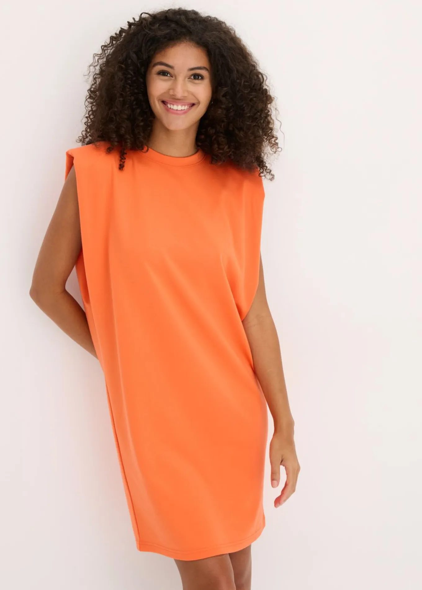 Vestido corto con detalle en los hombros