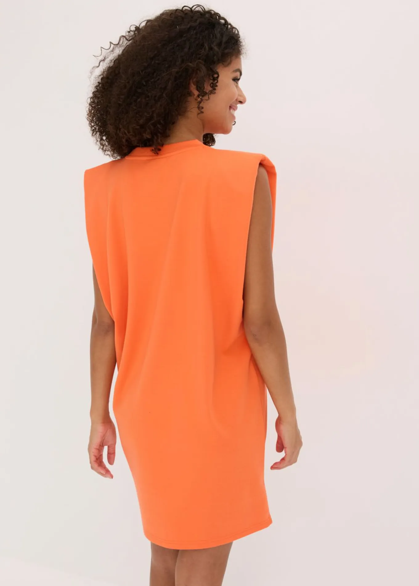 Vestido corto con detalle en los hombros