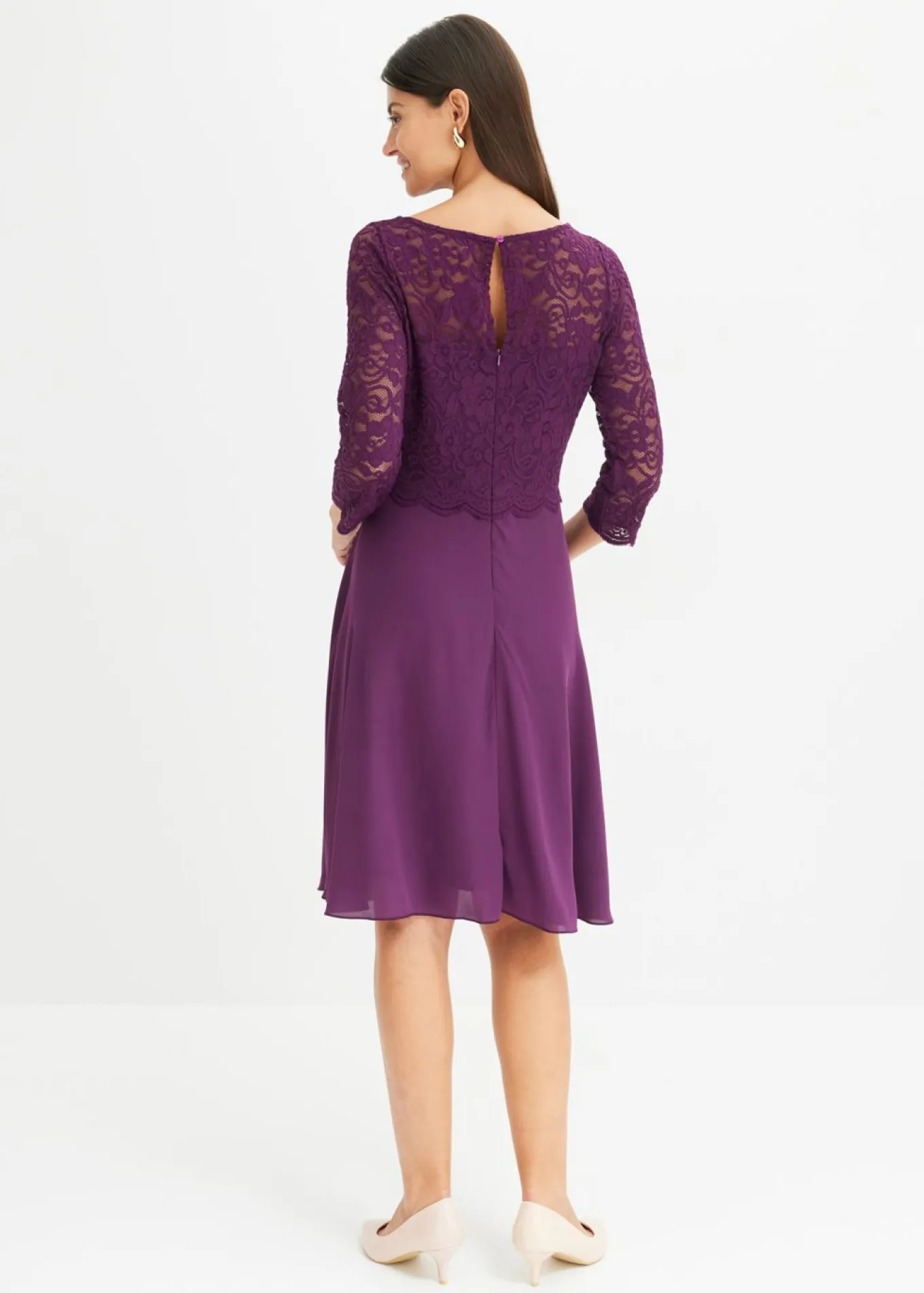 Vestido corto con encaje