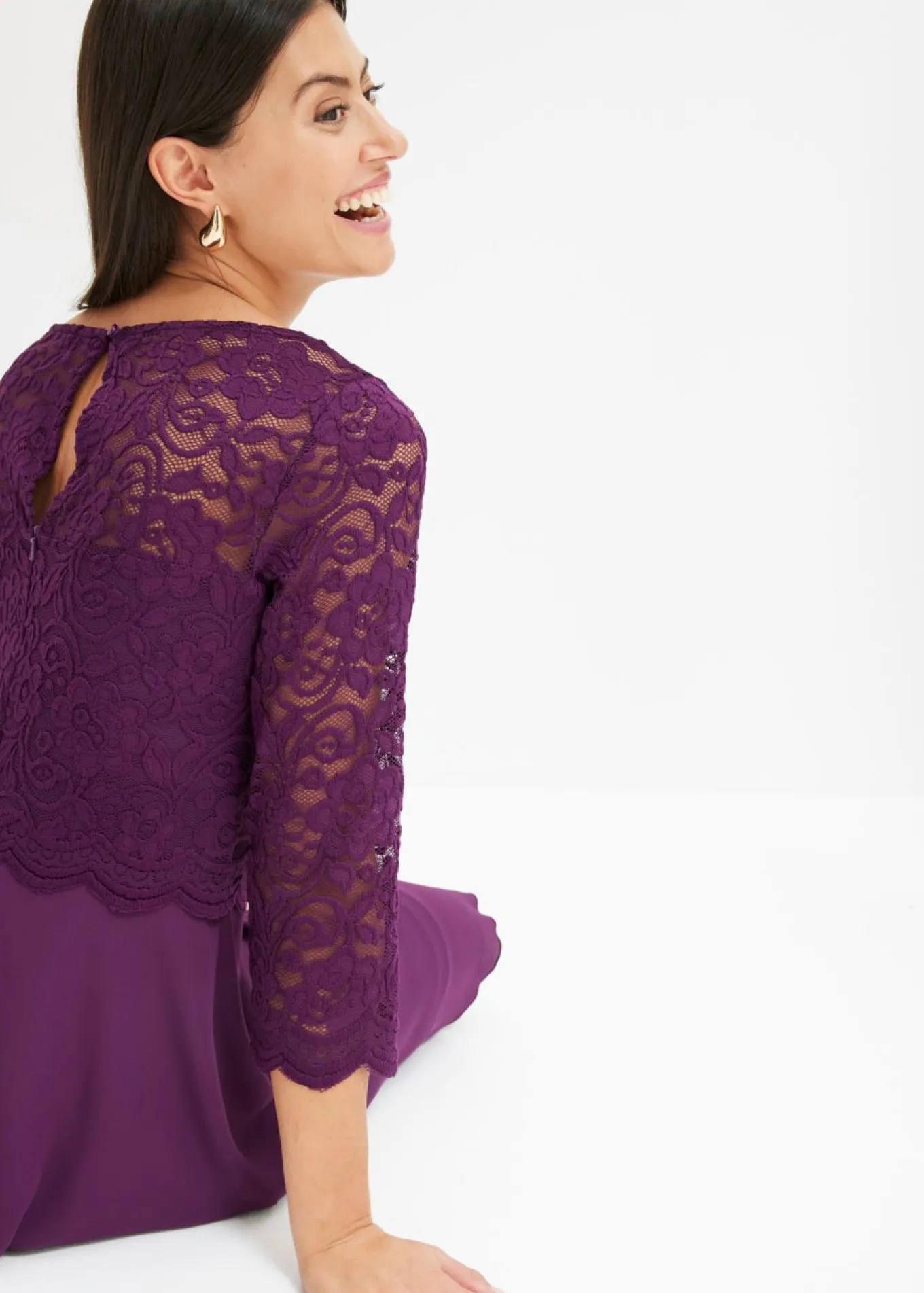 Vestido corto con encaje