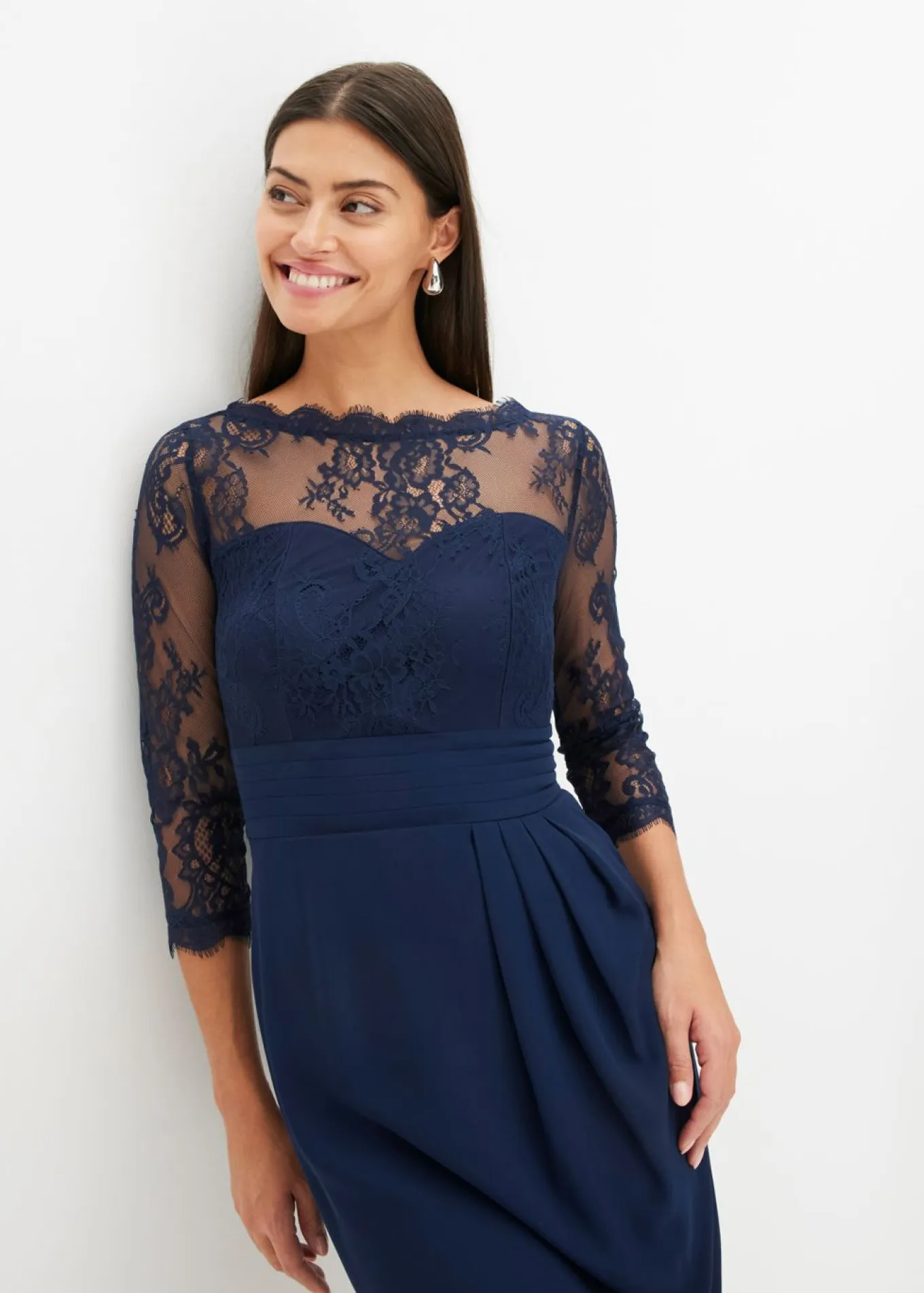 Vestido corto con encaje