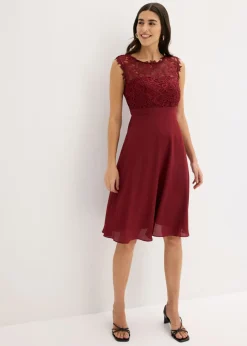 Vestido corto con encaje
