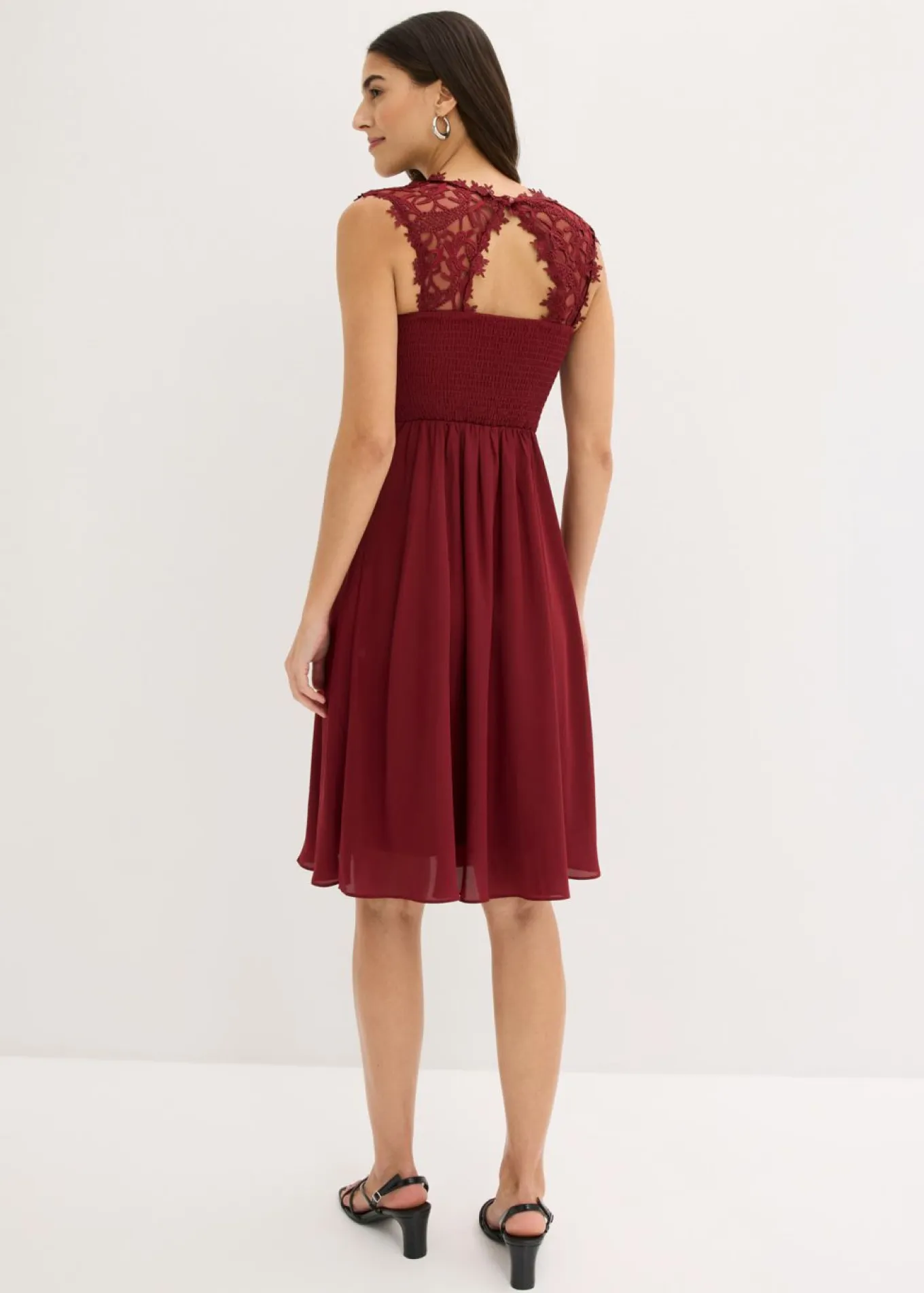 Vestido corto con encaje