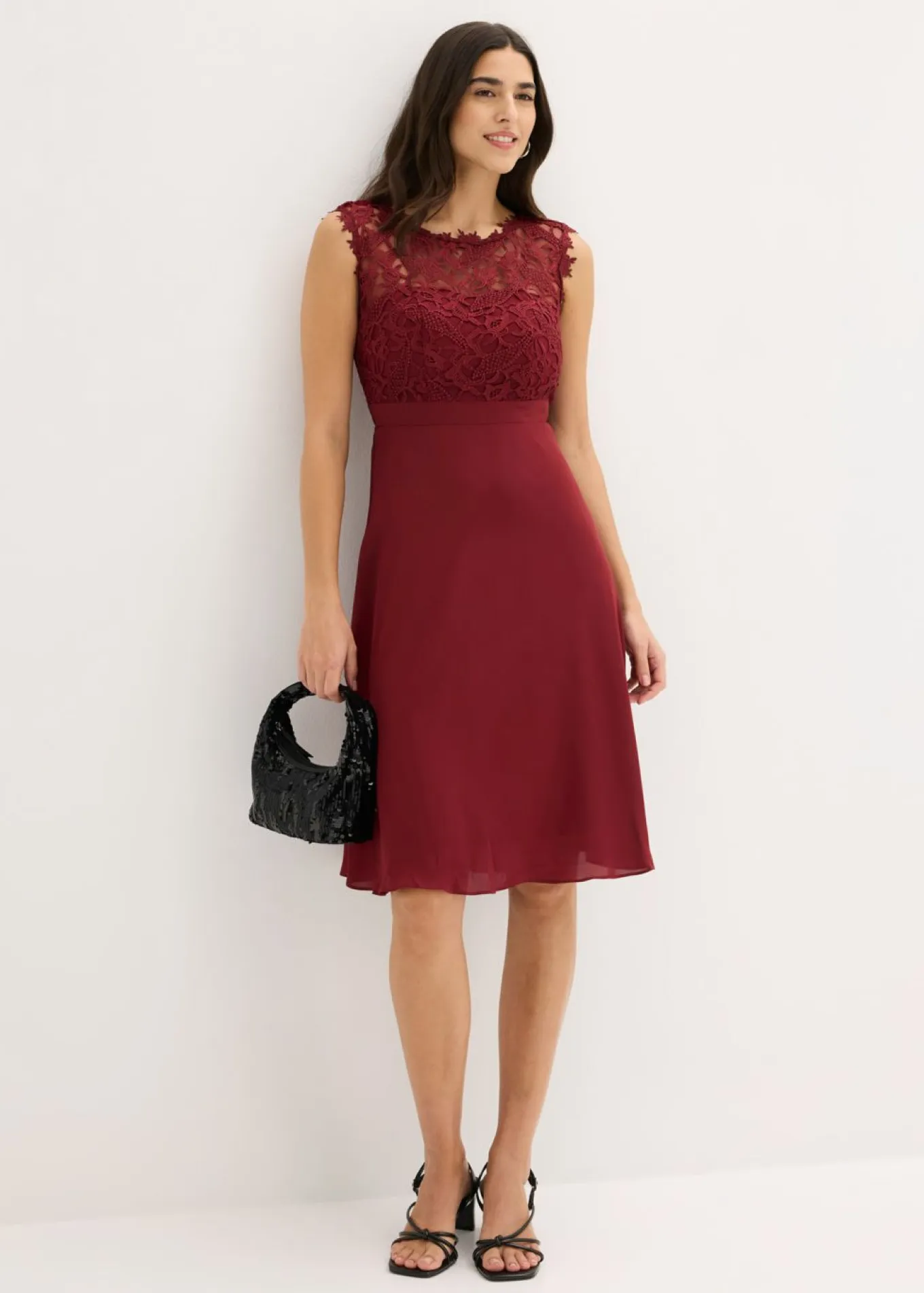 Vestido corto con encaje