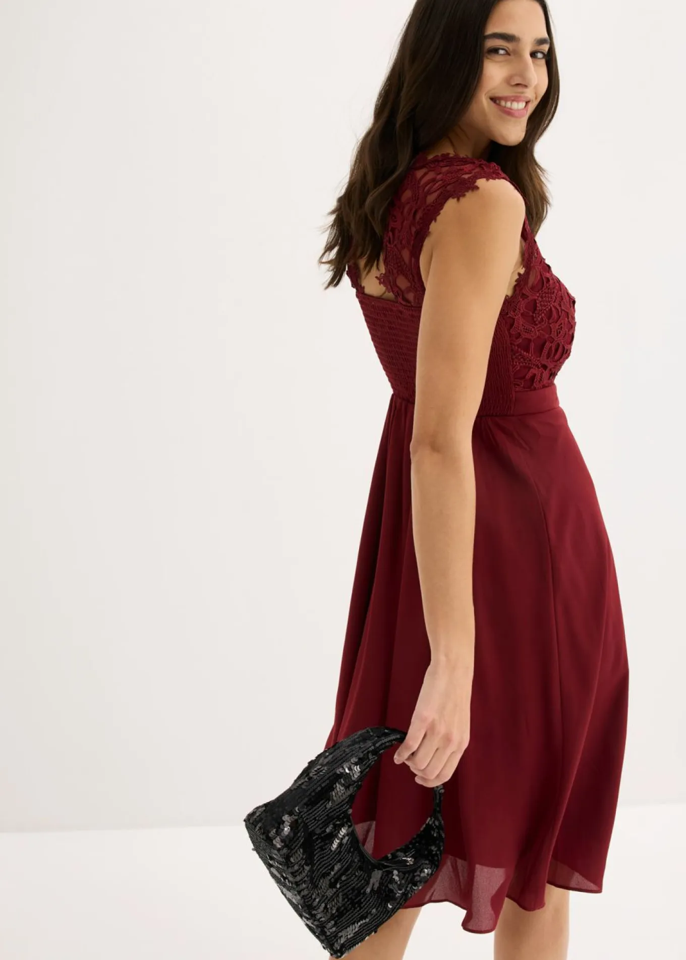 Vestido corto con encaje