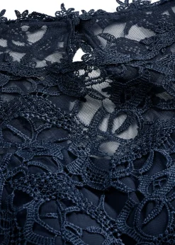 Vestido corto con encaje