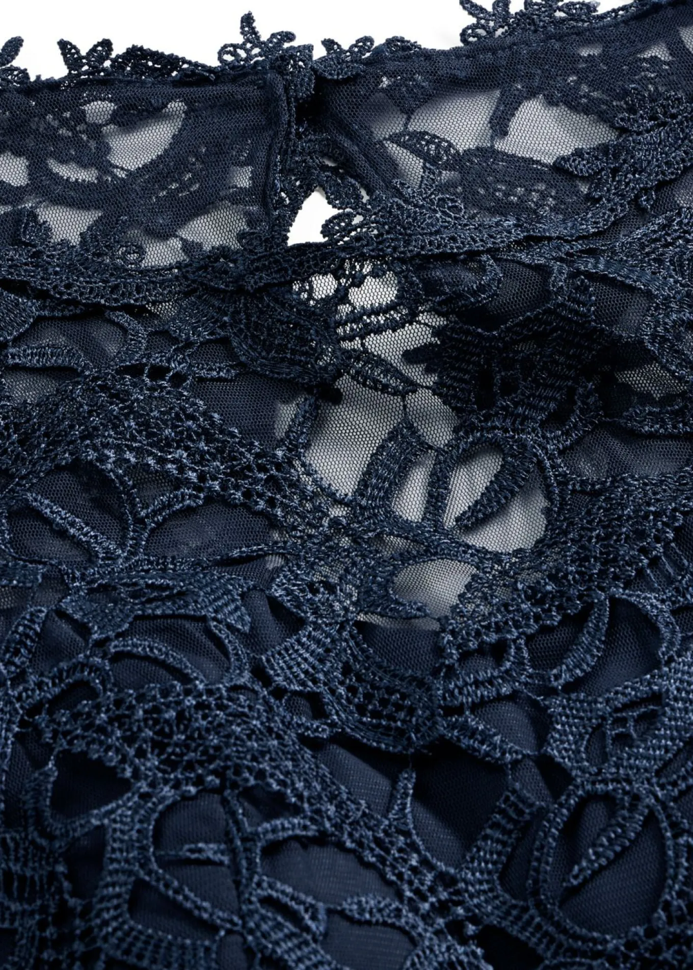 Vestido corto con encaje