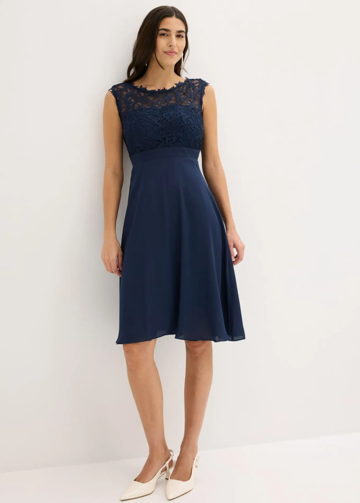 Vestido corto con encaje