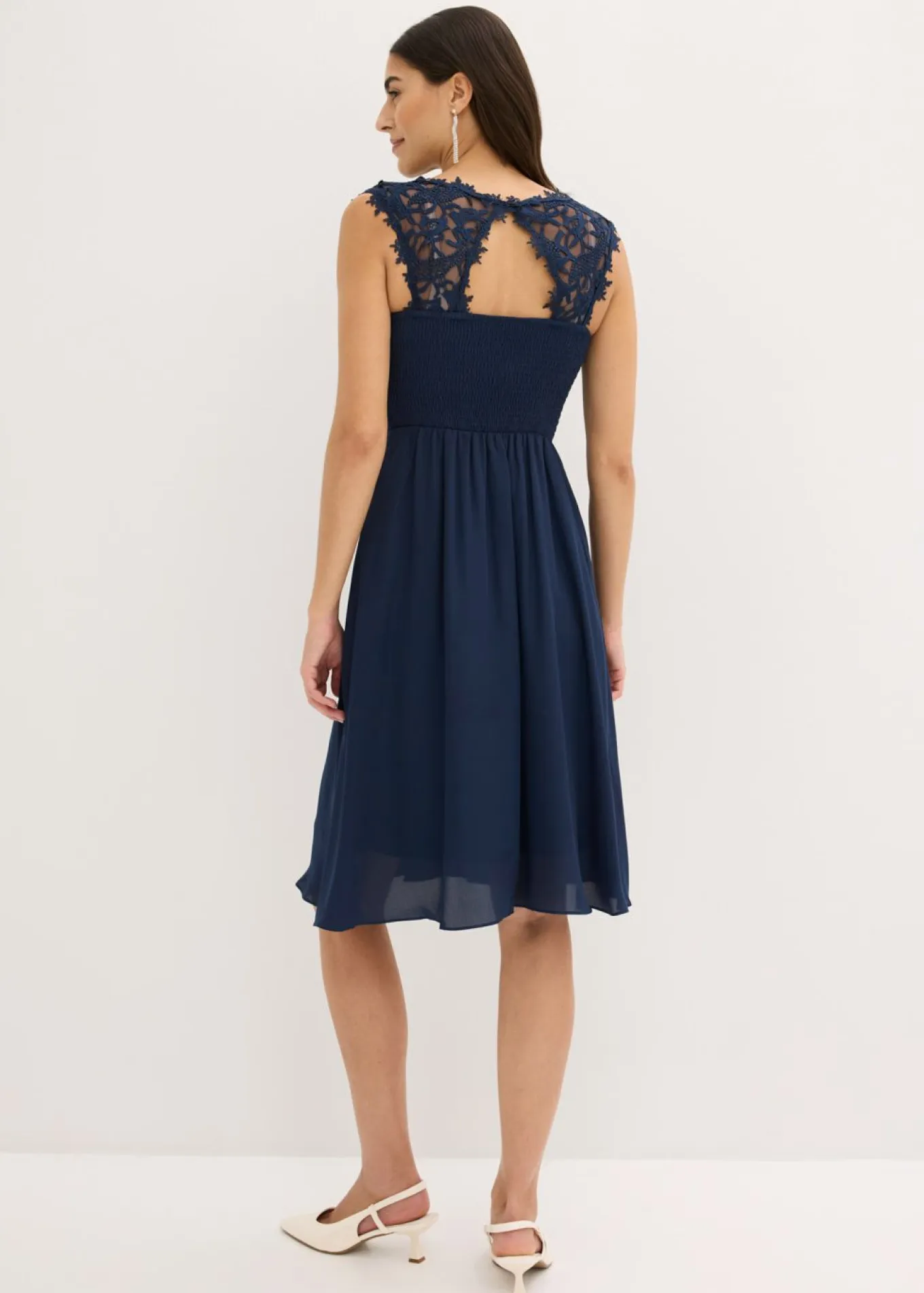 Vestido corto con encaje
