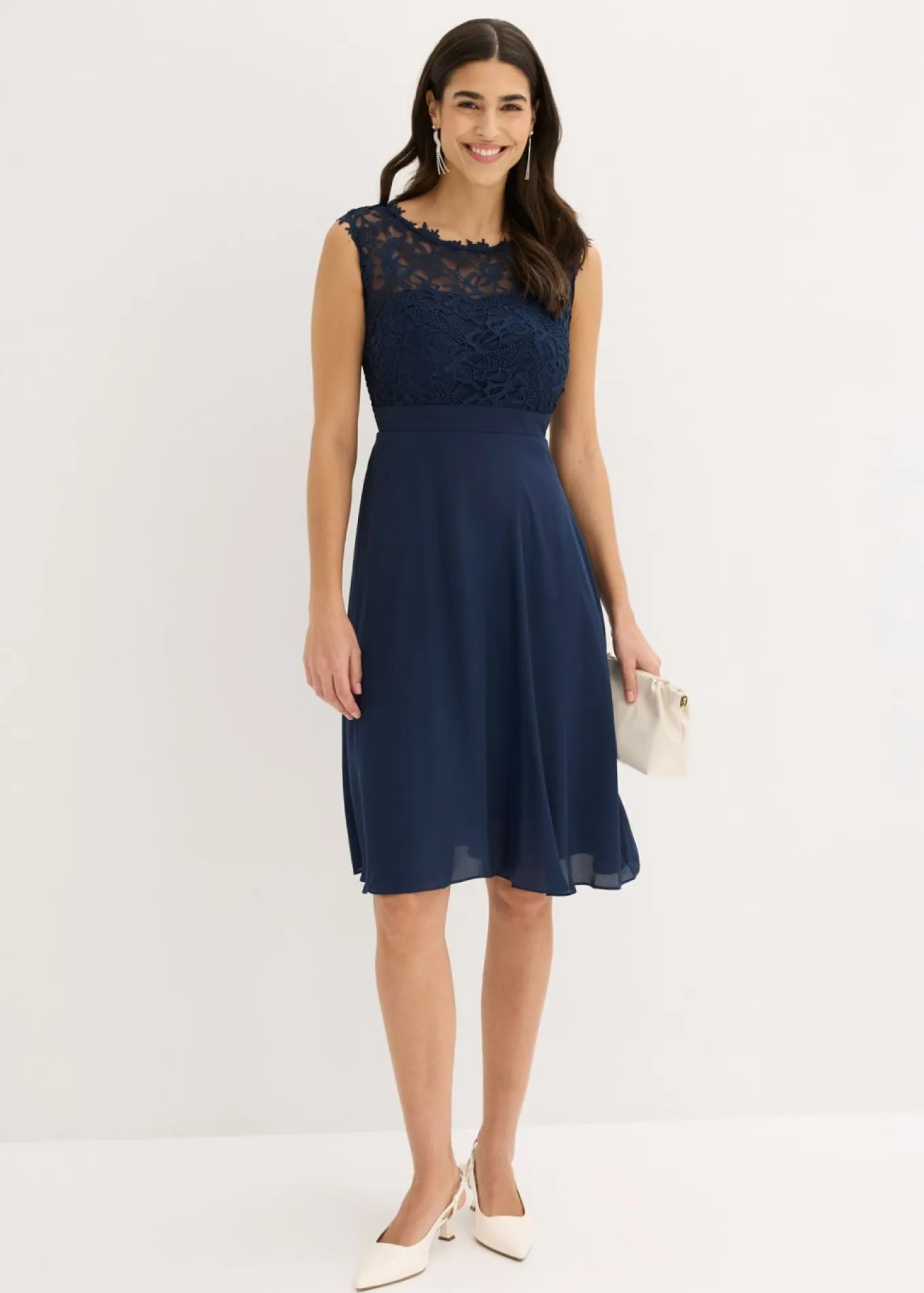 Vestido corto con encaje