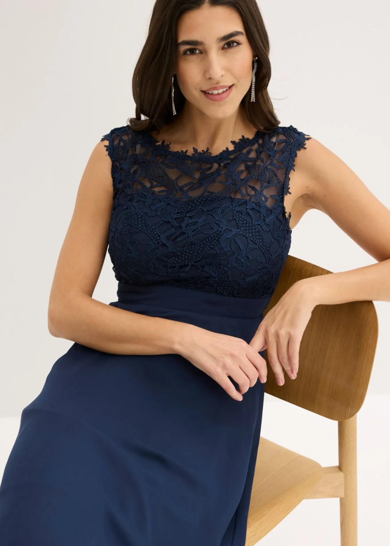 Vestido corto con encaje