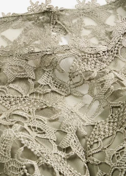 Vestido corto con encaje
