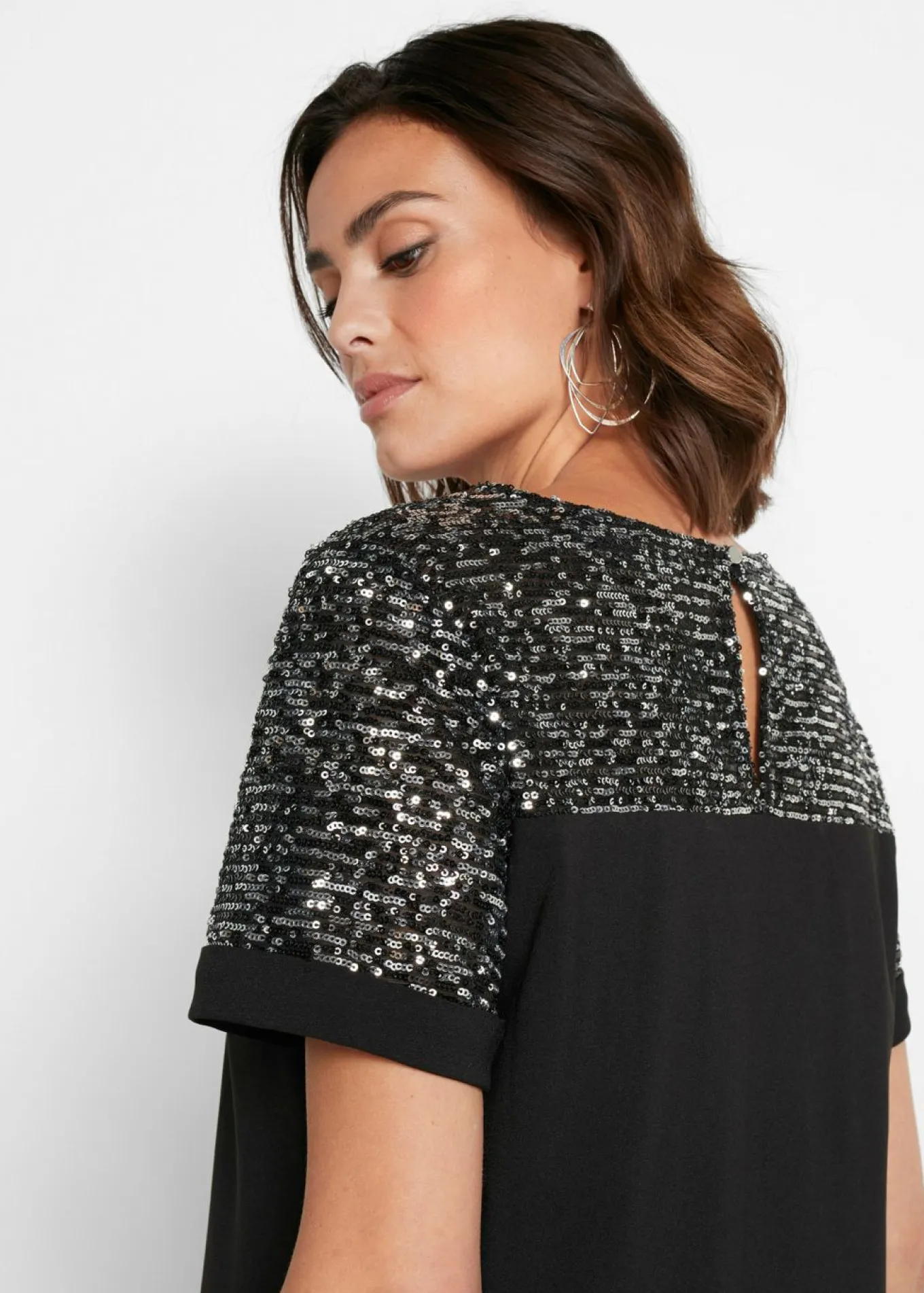 Vestido corto con inserto de lentejuelas