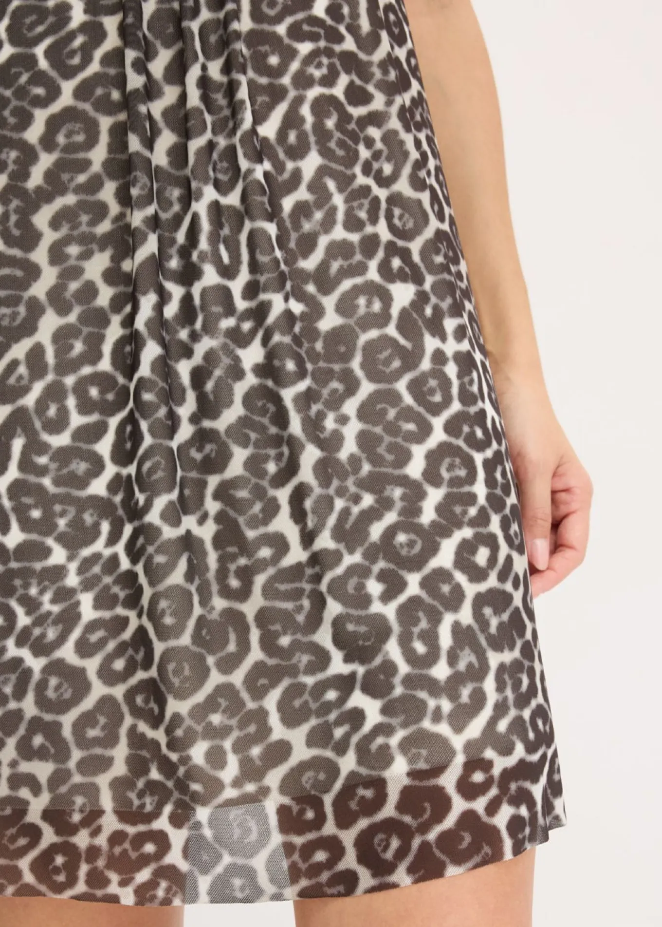 Vestido corto con malla